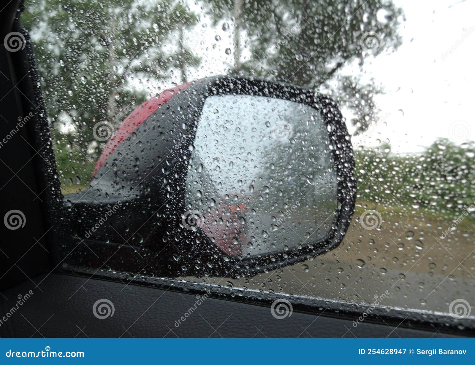 Regentropfen Auf Einem Seitenspiegel Und Autofenster Bei Starkem Regen  Stockbild - Bild von fahrzeug, bewegung: 254628947