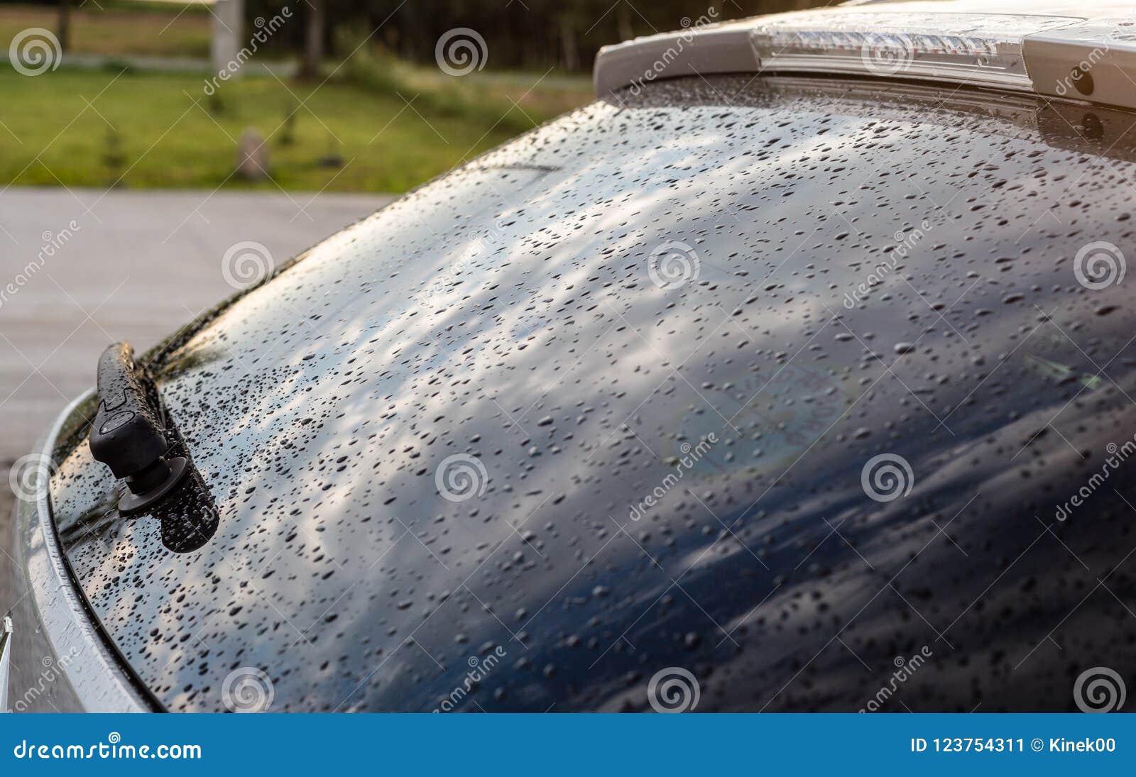 Regentropfen Auf Einem Silbernen Auto Auf Dem Hinteren Schwarzen Fenster  Des Autos Mit Sichtbarem Hinterem Wischer Stockbild - Bild von oberfläche,  ansicht: 123754311