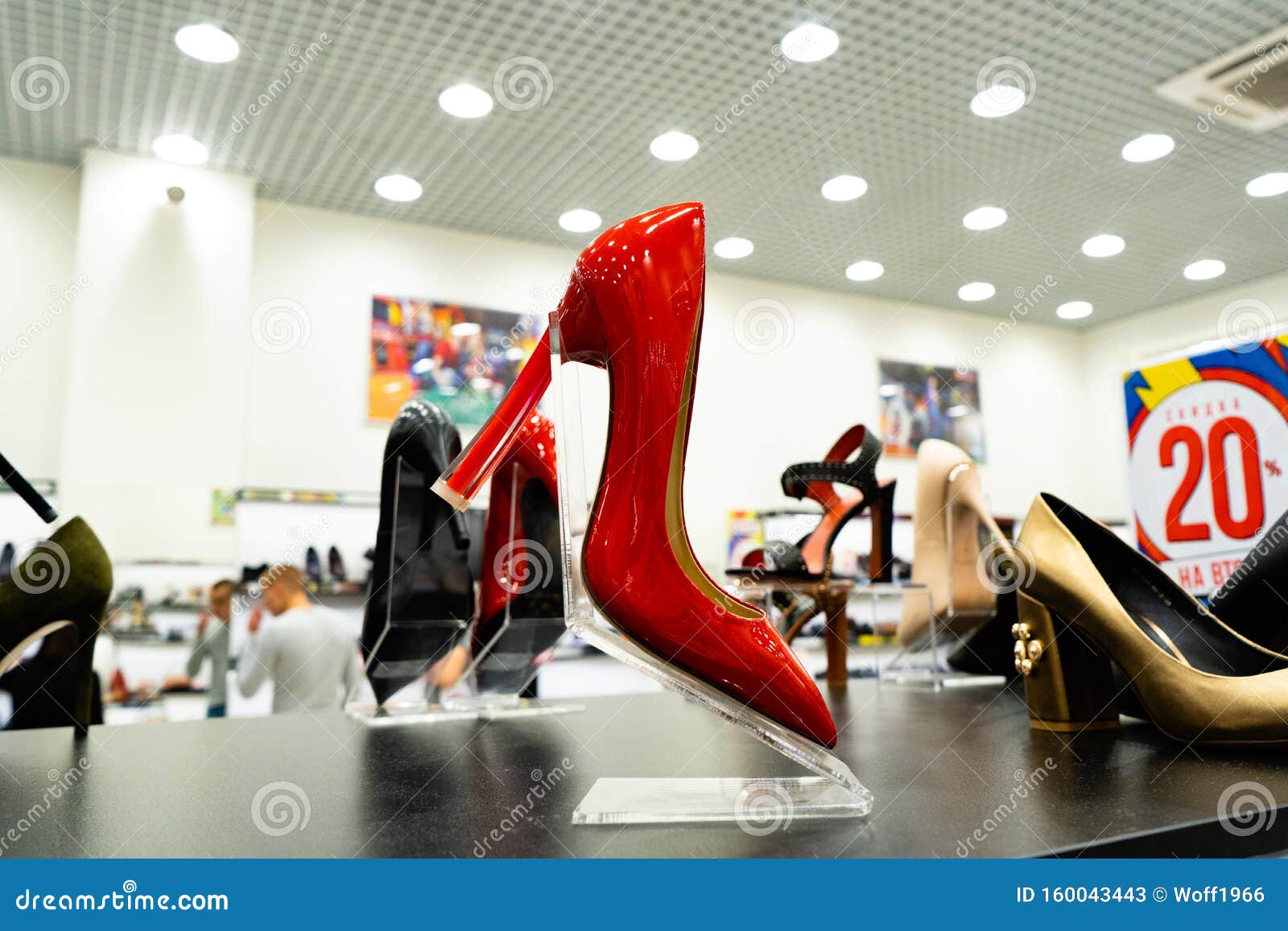Región De Chelyabinsk, Rusia - Agosto De 2019 Zapatos Rojos De Alta Altura Filas De Zapatos De Mujer Hermosos, Elegantes Y De Col Foto de archivo editorial - de costoso, regalo: 160043443