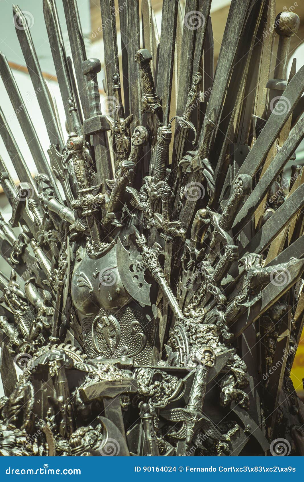 Regina, trono reale fatto delle spade del ferro, sedile del re, symbo. Regina, trono reale fatto delle spade del ferro, sedile del re, simbolo di potere e regno
