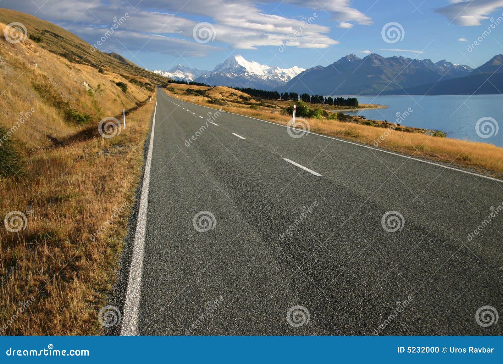 regional road at lake pukaki