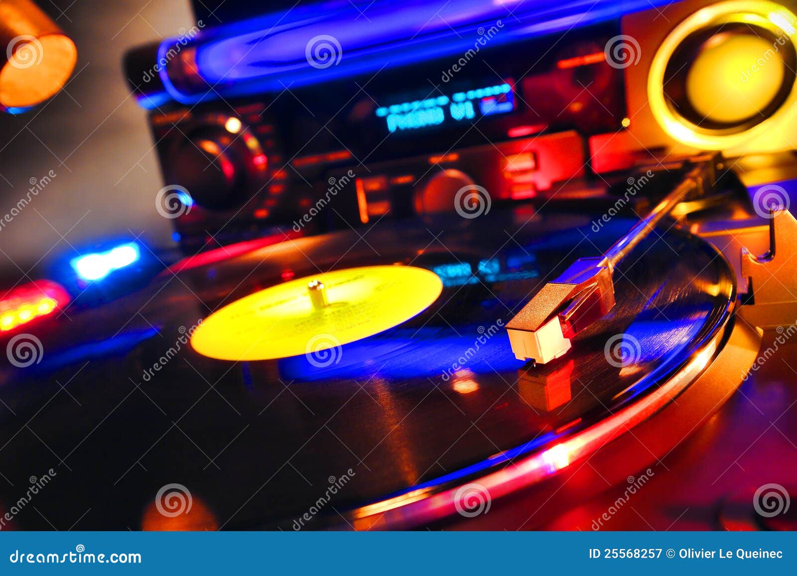 Register för vinyl för DJ-Turntable leka i dansklubba. Vinylregistret som leker varm technomusik på en ljudsignal DJ-turntable med utrustning för sound system för diskjockey i en klubba för höftdiskodans, tände i färgrika deltagarelampaeffekter