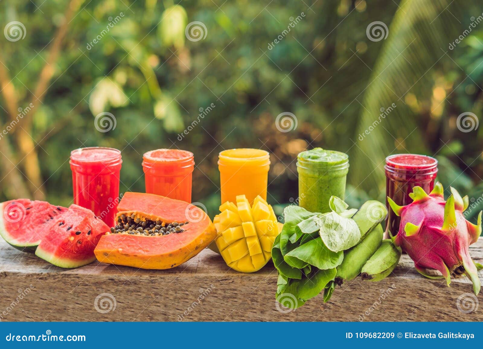 Regnbåge från smoothies Vattenmelon, papayaen, mango, spenat och draken bär frukt Smoothies fruktsafter, drycker, dricker variation med nya frukter på en trätabell