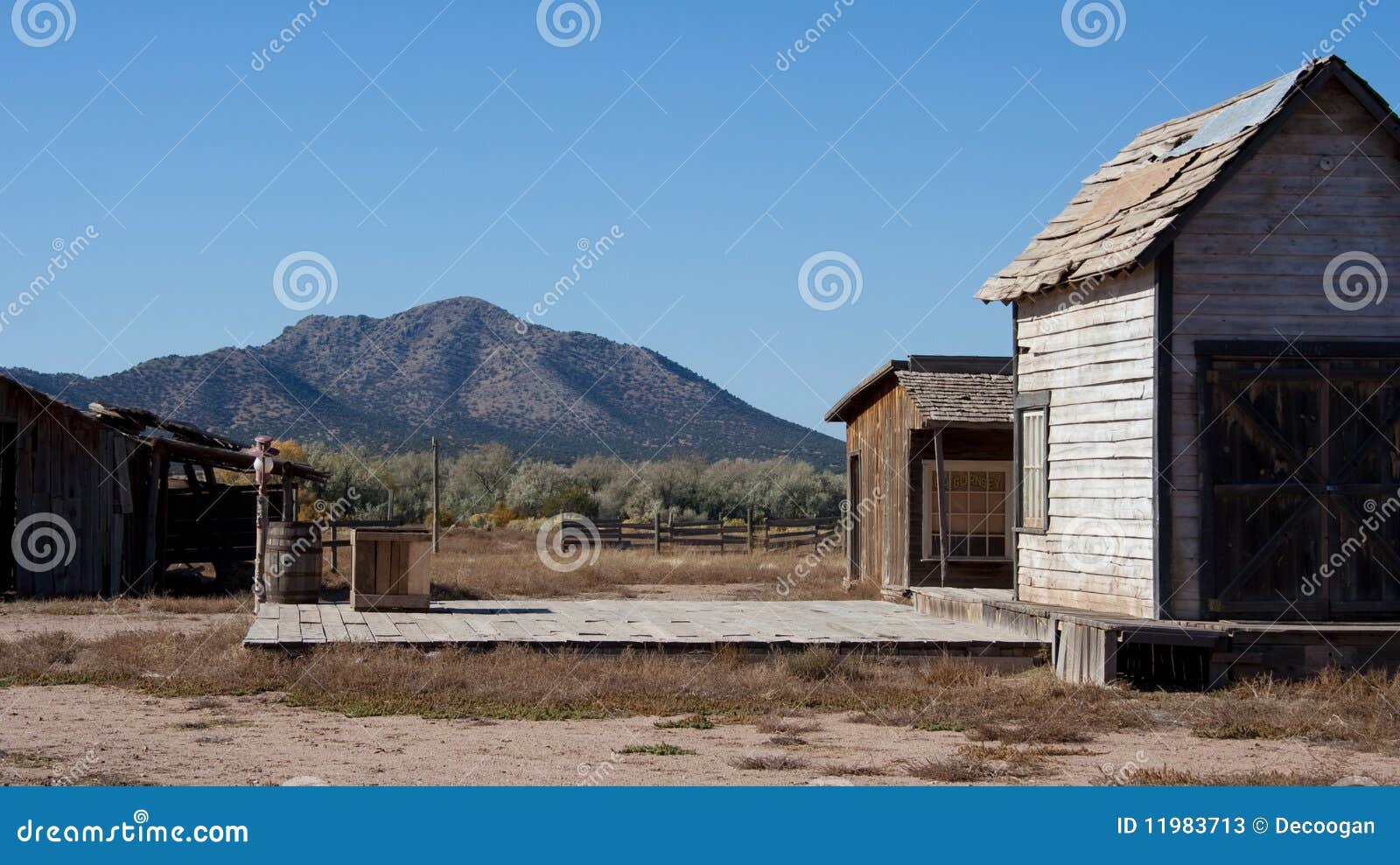 Regolazione occidentale della città. Vista di una città occidentale nelle montagne del New Mexico.