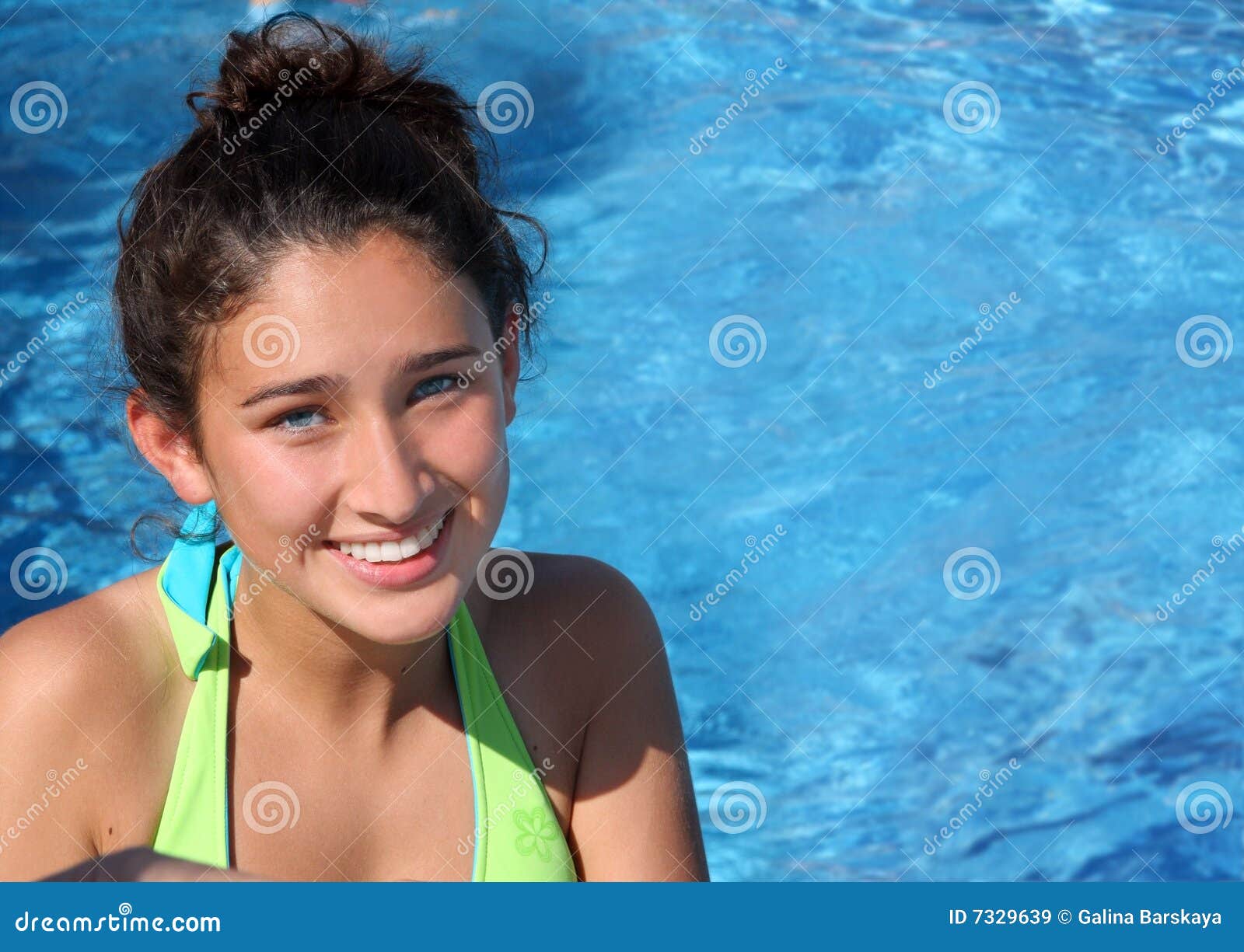 Regroupement De Fille Assez De L Adolescence Image Stock Image Du Enfant Aptitude