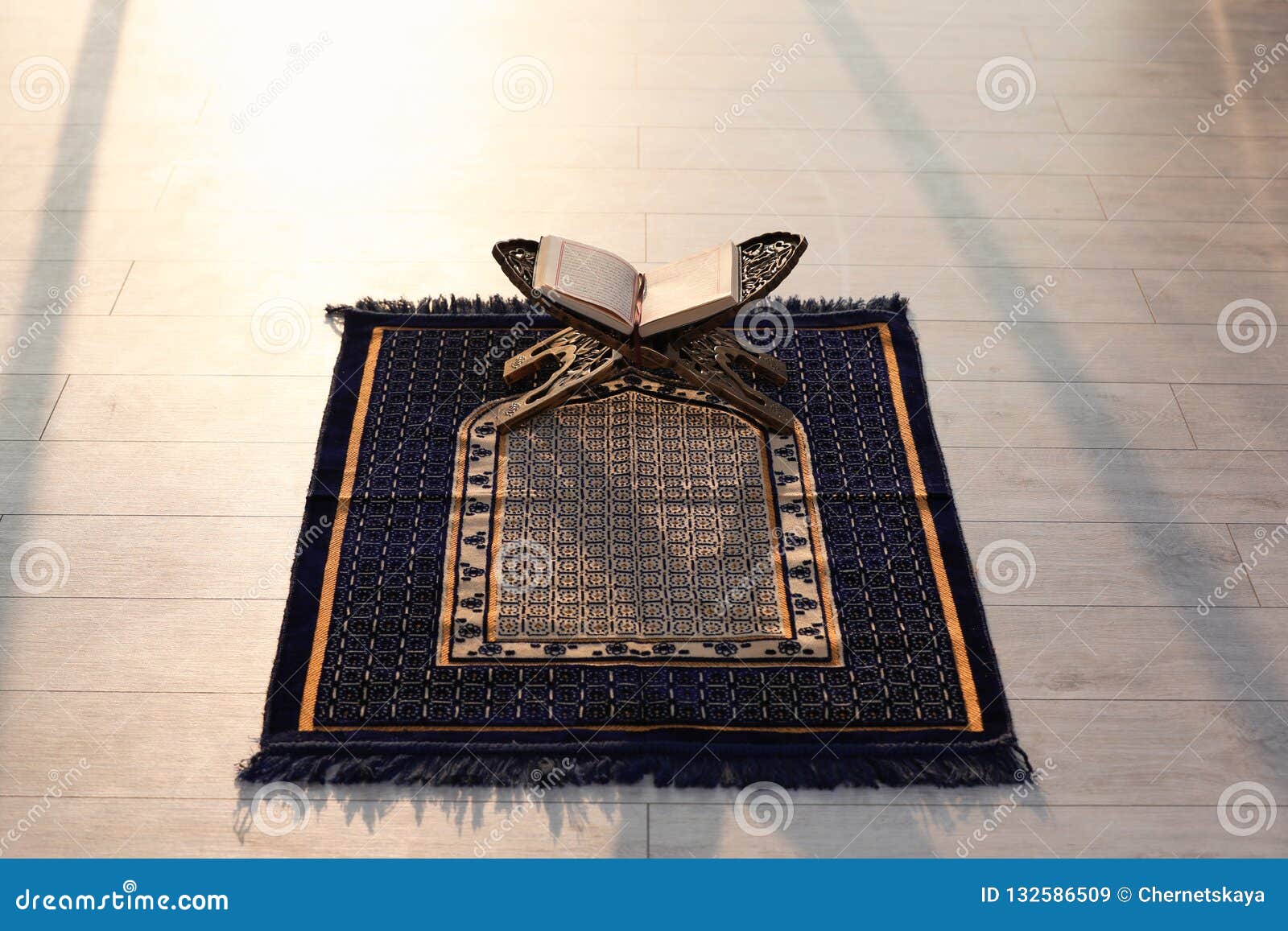 Rehal Avec Le Quran Ouvert Sur Le Tapis De Prière Musulman Image stock -  Image du sunlight, arabe: 132586509