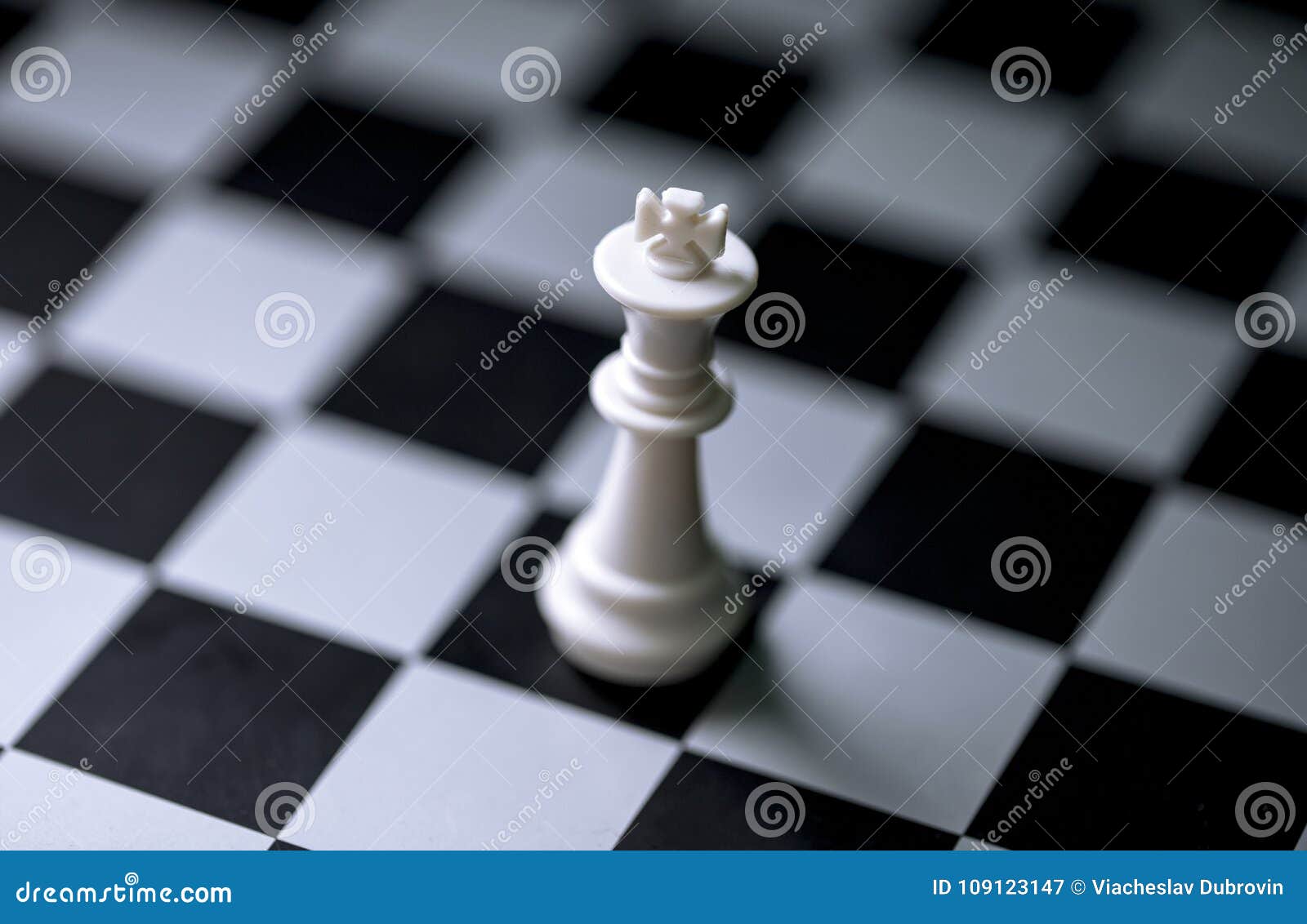 Jogo de tabuleiro de xadrez de vidro em foco seletivo de fundo preto no  conceito de liderança do rei