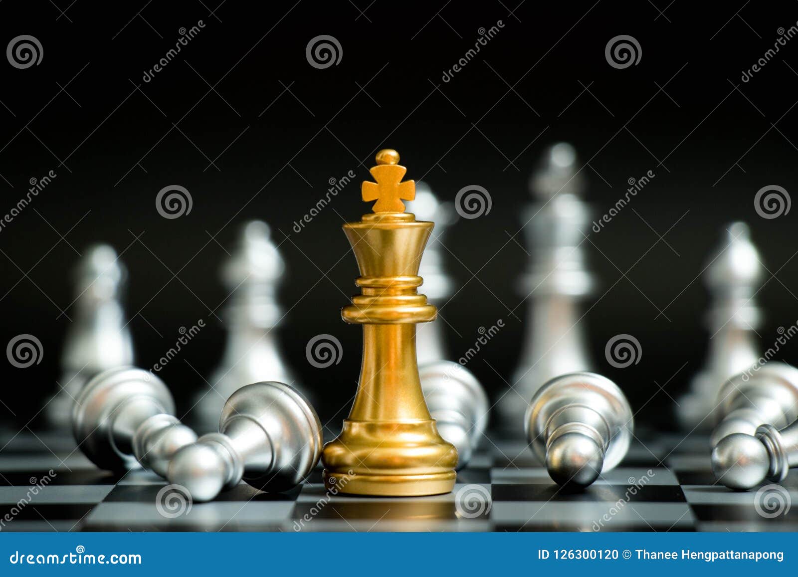 Posição do rei do ouro do jogo de xadrez e tabuleiro de xadrez de prata,  conceito da estratégia empresarial.