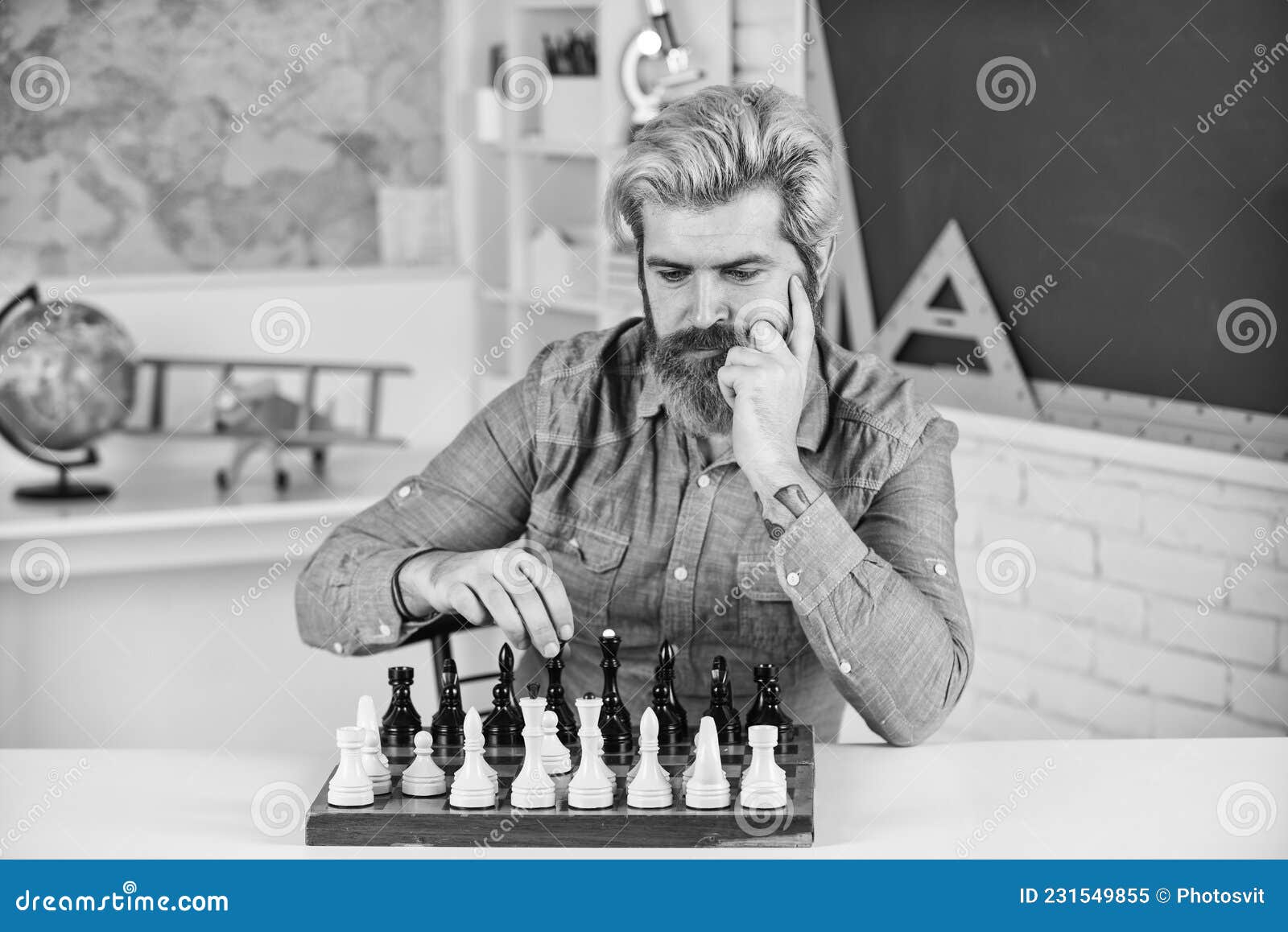Conjunto de xadrez pensando no próximo movimento homem treinando