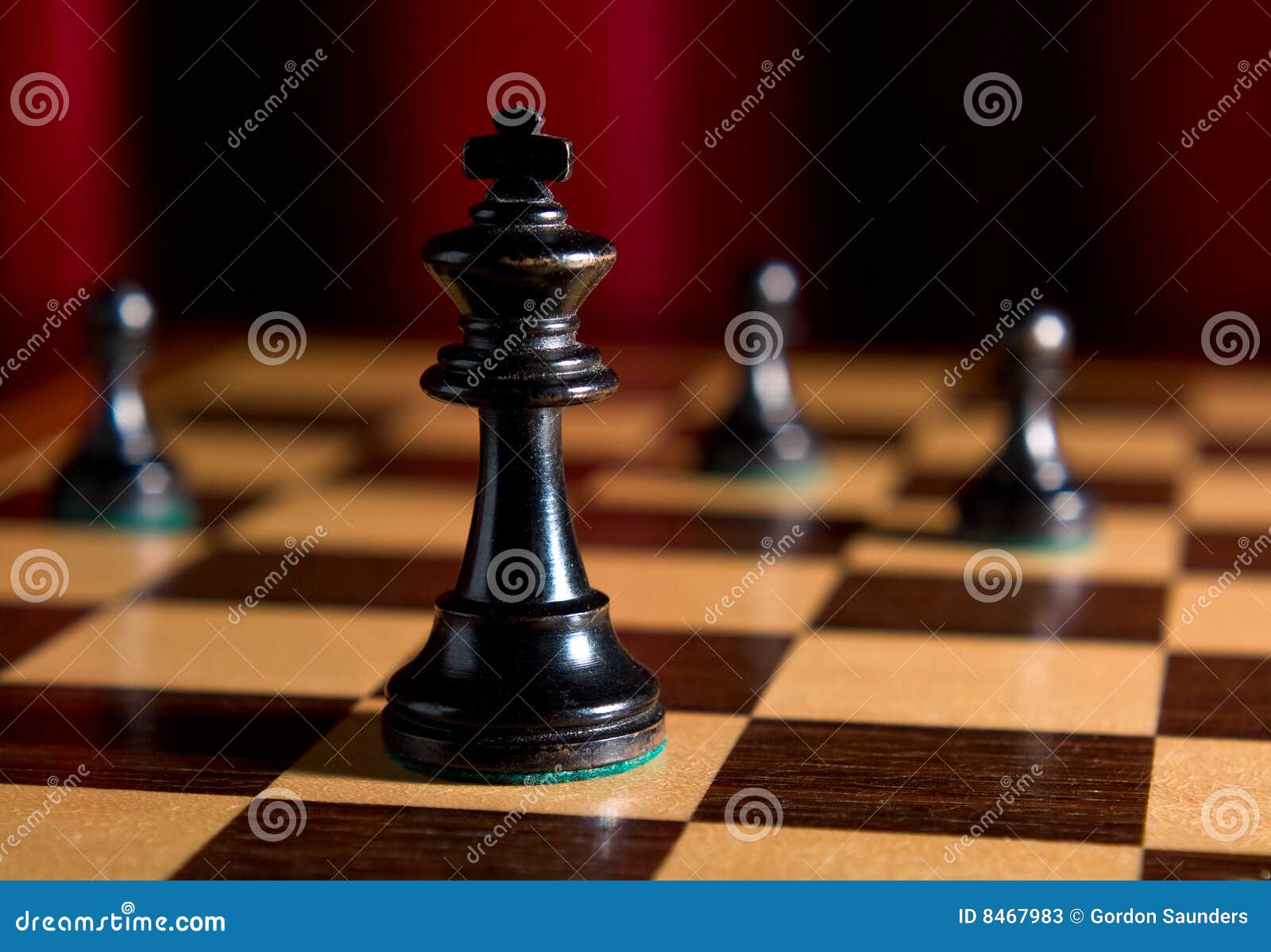 Placa De Xadrez - Rei Preto Cercado Por Inimigos Foto de Stock