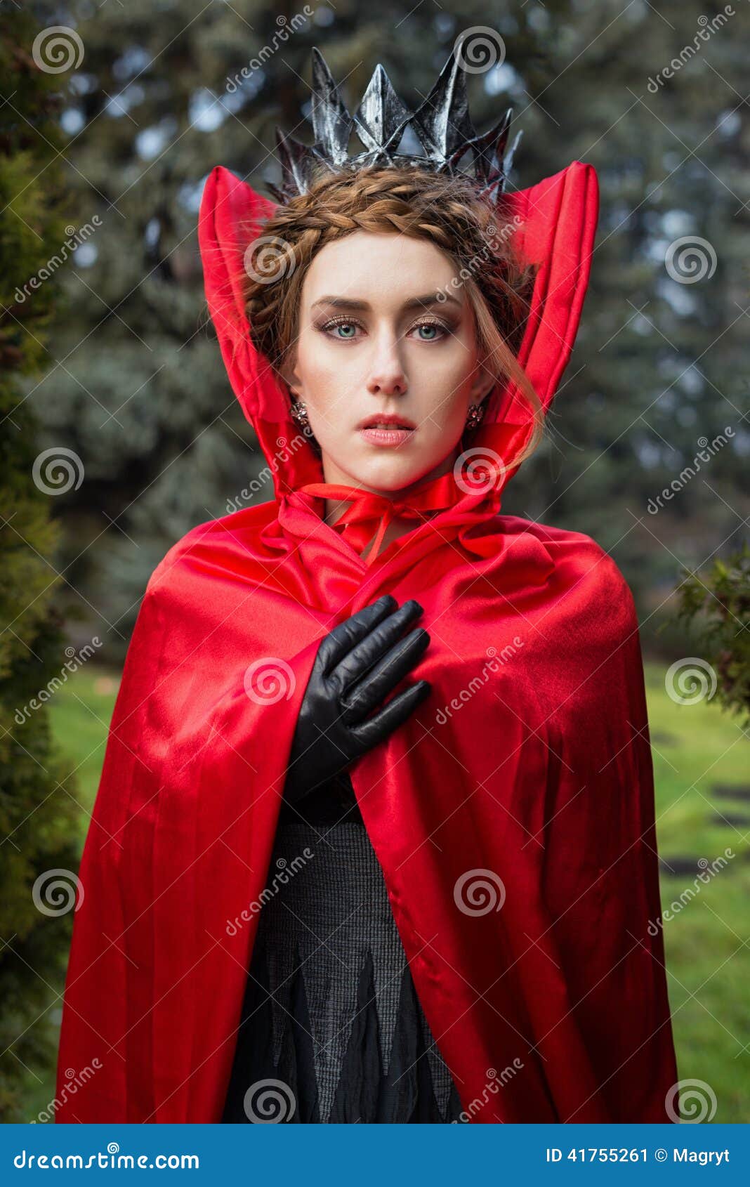 Reina en la capa roja imagen de archivo. Imagen de creatividad - 41755261