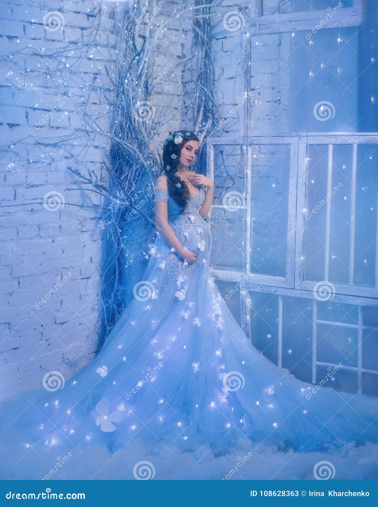 hermosa chica、Parece una princesa con un vestido azul oscuro en una cueva  de cristal azul oscuro con luces de neón de color azul. - SeaArt AI