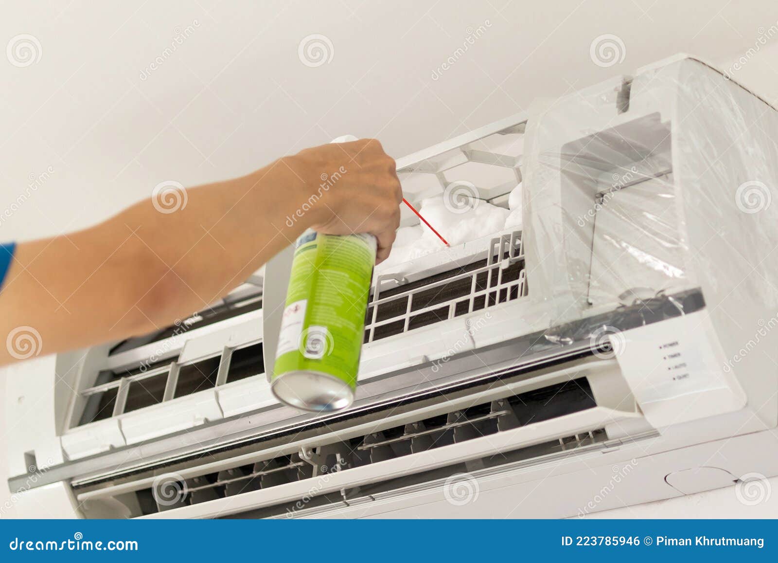 Reinigung Der Klimaanlage Mit Sprühschaumreiniger Stockfoto - Bild von  wartung, elektriker: 223785946