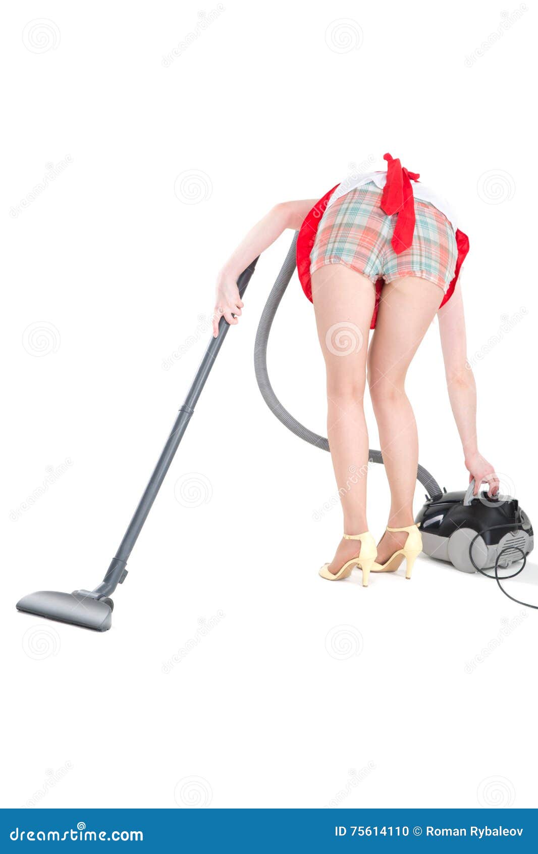 Reinigung Ist Spaß Sexy Junge Hausfrau, Die Den Teppich Säubert Stockfoto -  Bild von kopfschmuck, mode: 75614110