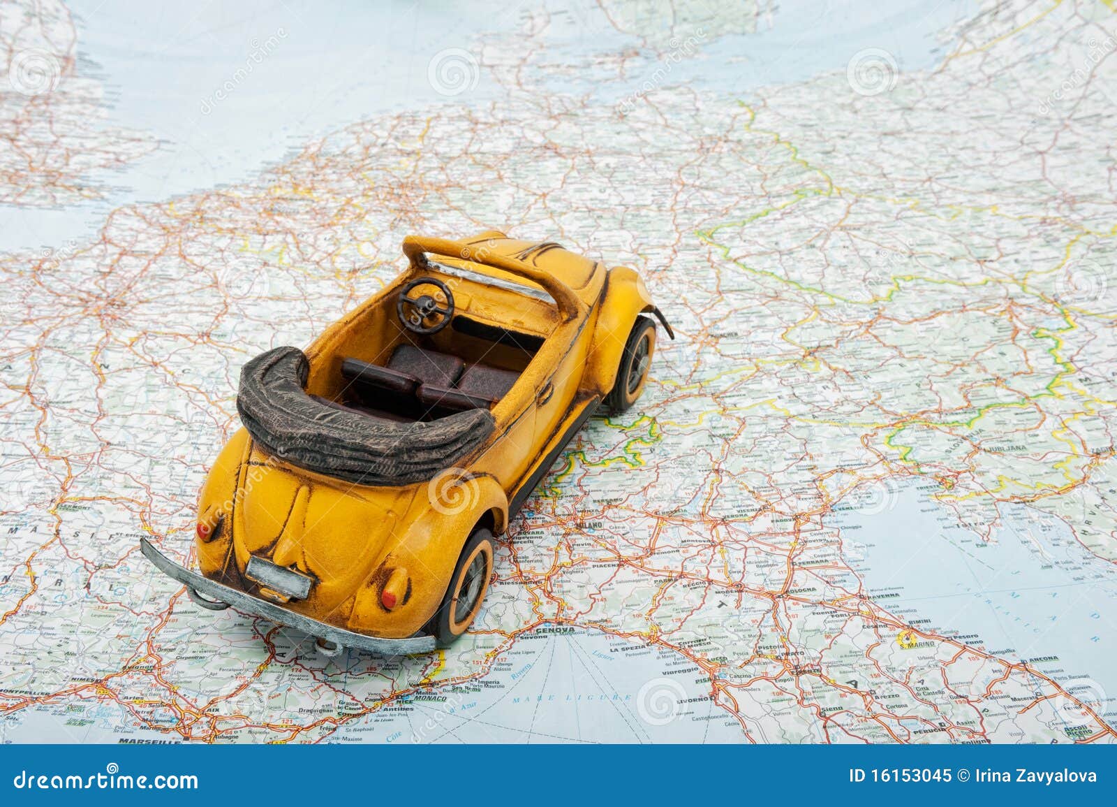 Reis Door Auto. Een Stuk Speelgoed Auto Op Kaart Stock Afbeelding - Image of motor, europa: 16153045