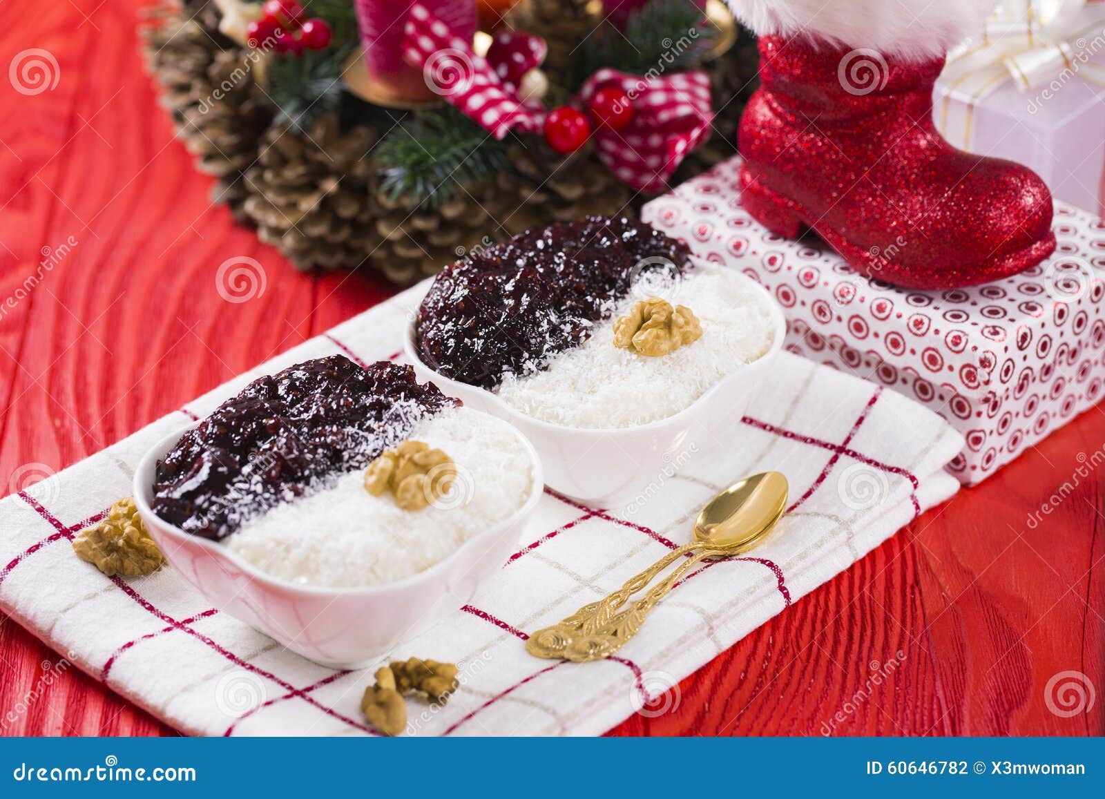 Reis-Pudding und Erdbeermarmelade mit Nüssen, neues Jahr-Dekoration in der roten Farbe