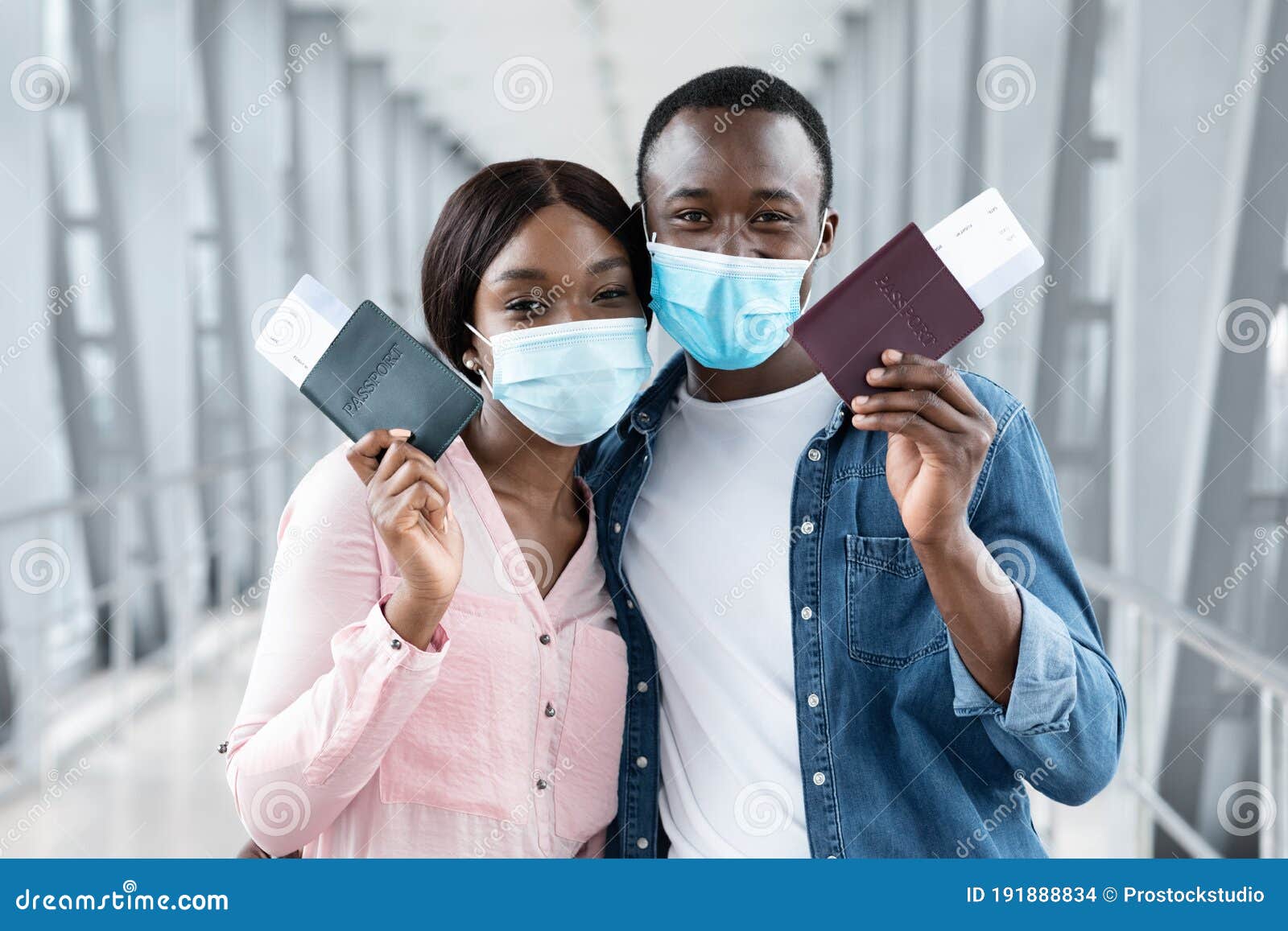 Reisesafe. Schwarze Paare in Medizinischen Masken, Die Mit Pässen am  Flughafen Darstellen Stockfoto - Bild von leute, mädchen: 191888834