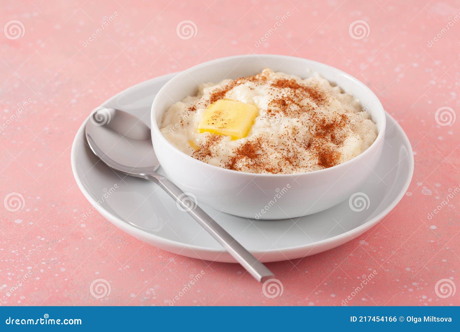 Reispudding Mit Butterzimt. Französisch Riz Au Lait Norwegischen Risgrot  Traditionellen Frühstück Dessert Stockfoto - Bild von zucker, weich:  217454166