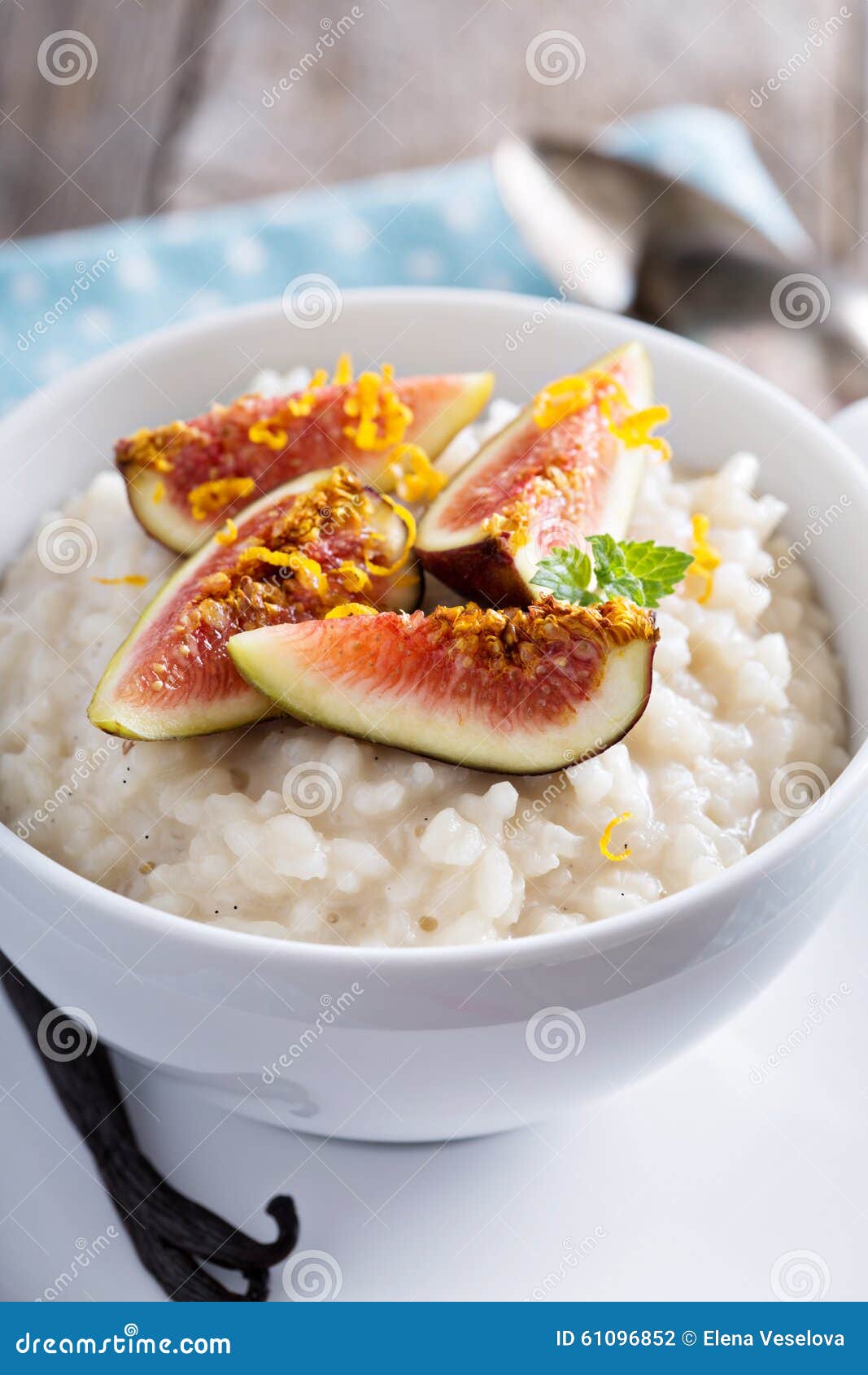 Reispudding Mit Milch Und Vanilleschoten Stockfoto - Bild von sahnig ...