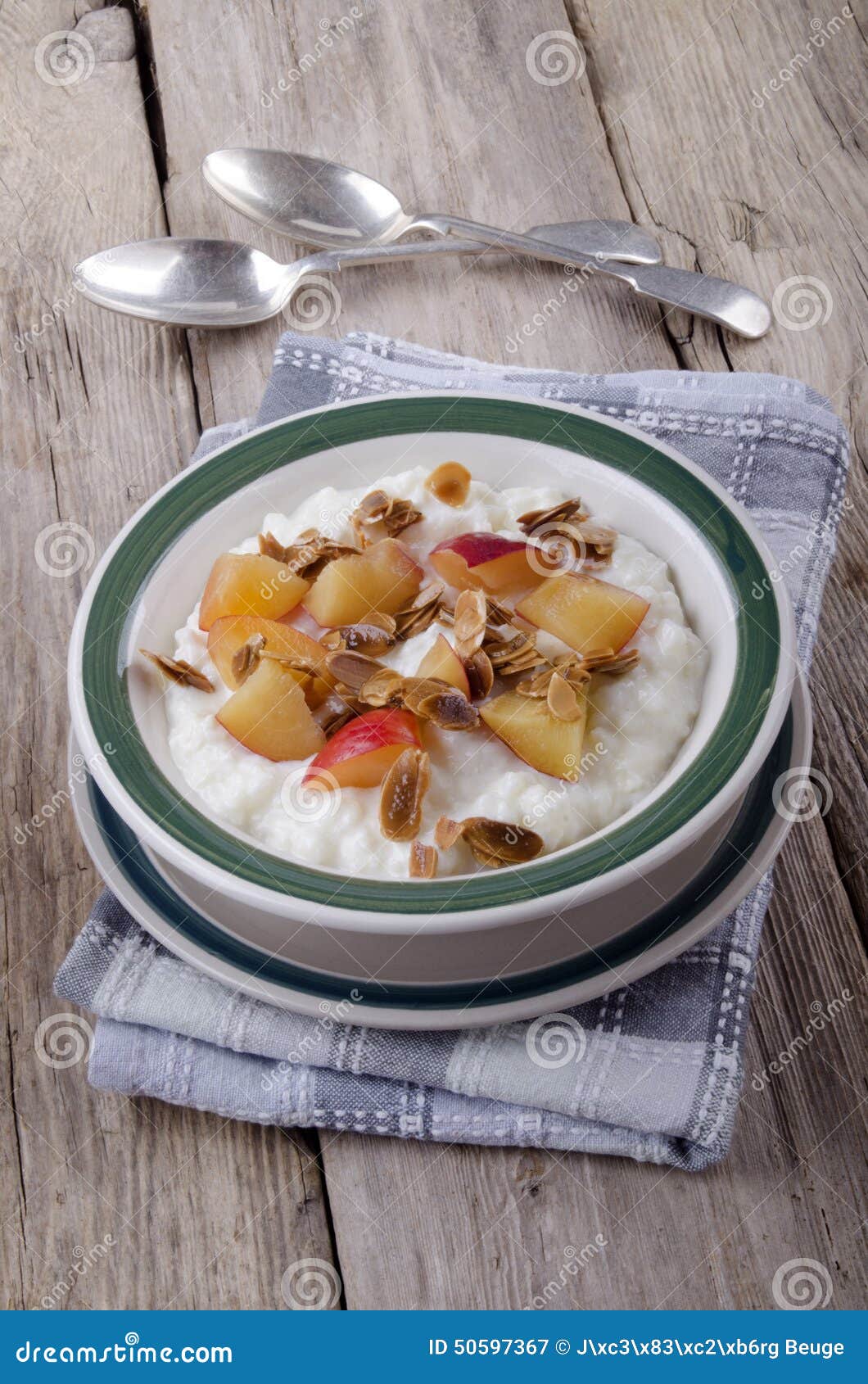 Reispudding Mit Nektarinen Und Gebratenem Mandelsplitter Stockbild ...