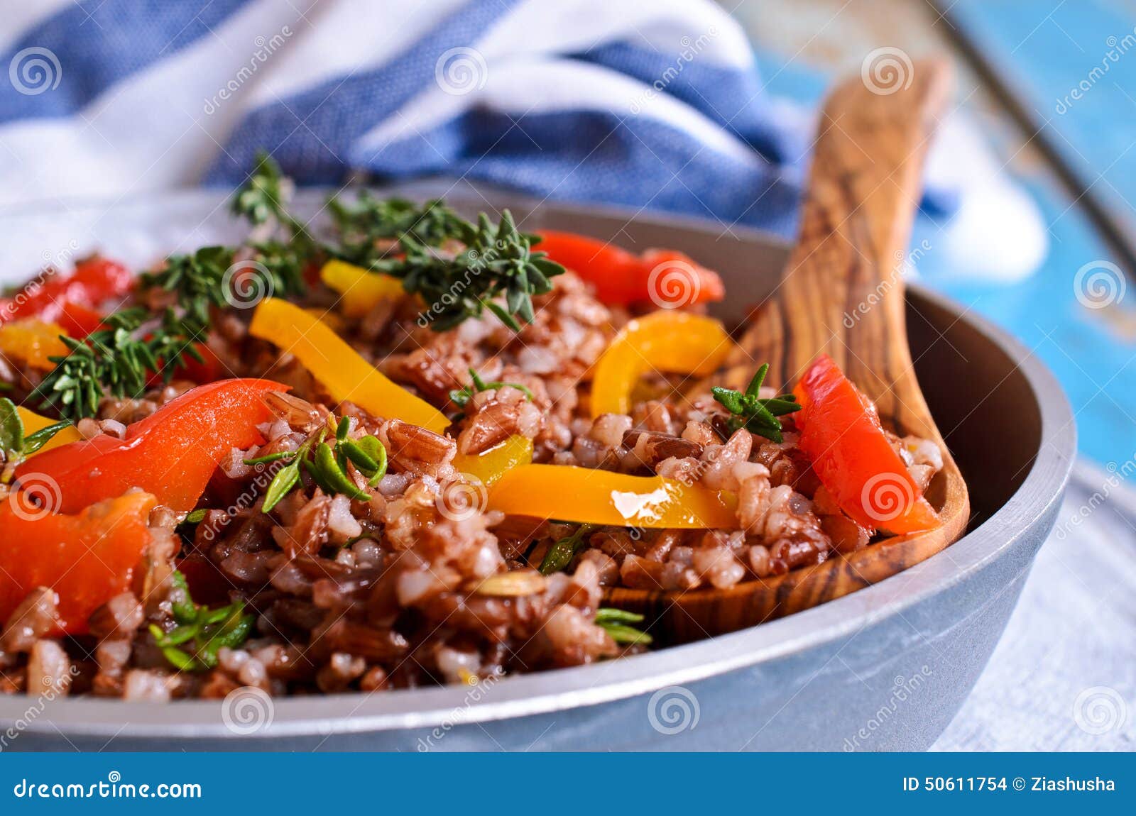 Reisrot Mit Paprika Und Thymian Stockfoto - Bild von diät, braun: 50611754