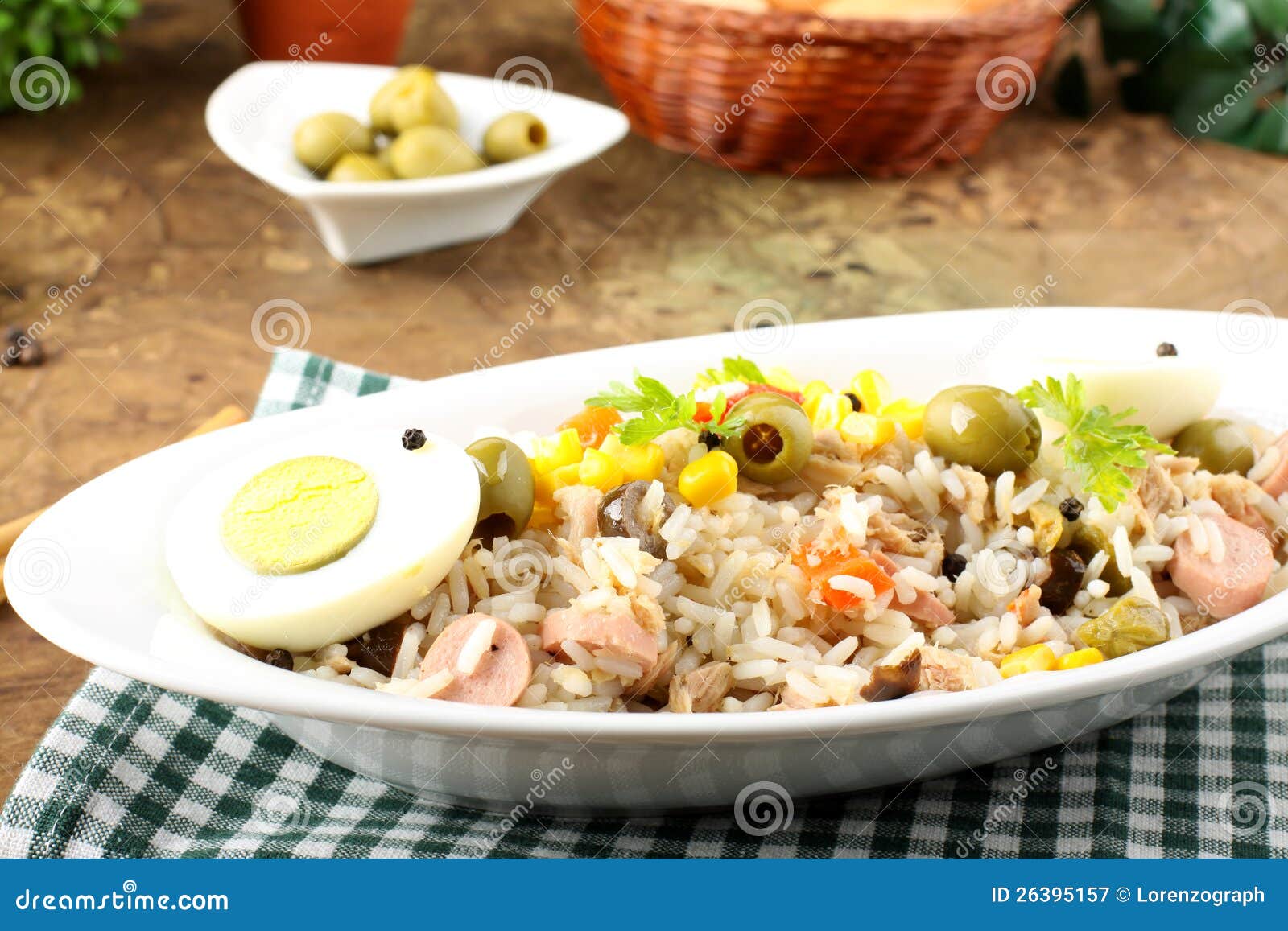 Reissalat Mit Eiern, Mais Und Oliven Stockbild - Bild von olivgrün ...