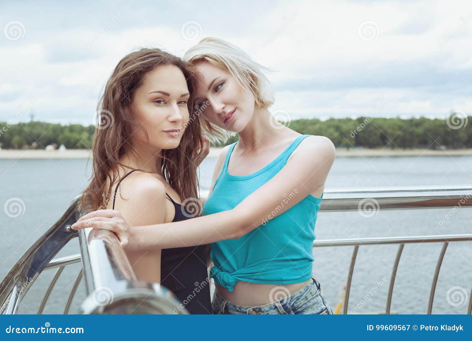 Reizende Frauen Flirten Stockbild Bild Von Frauen Flirten