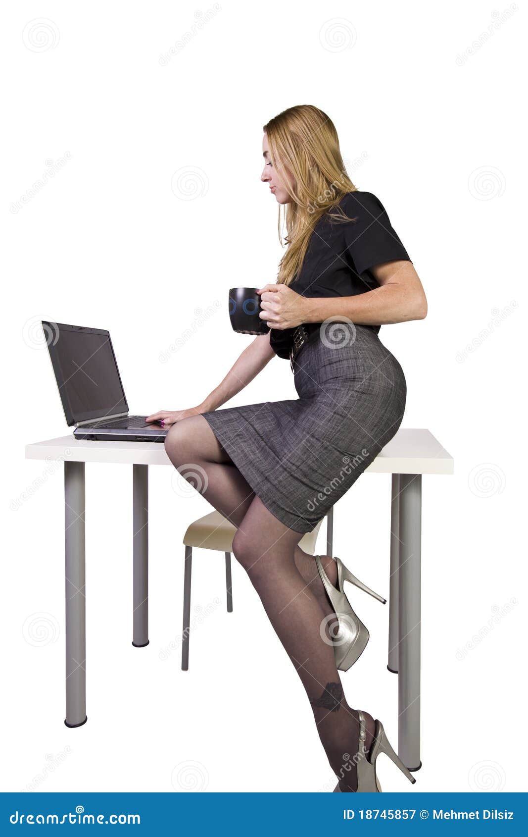 Reizvolle Frau Die Auf Dem Schreibtisch Sitzt Stockbild Bild Von 