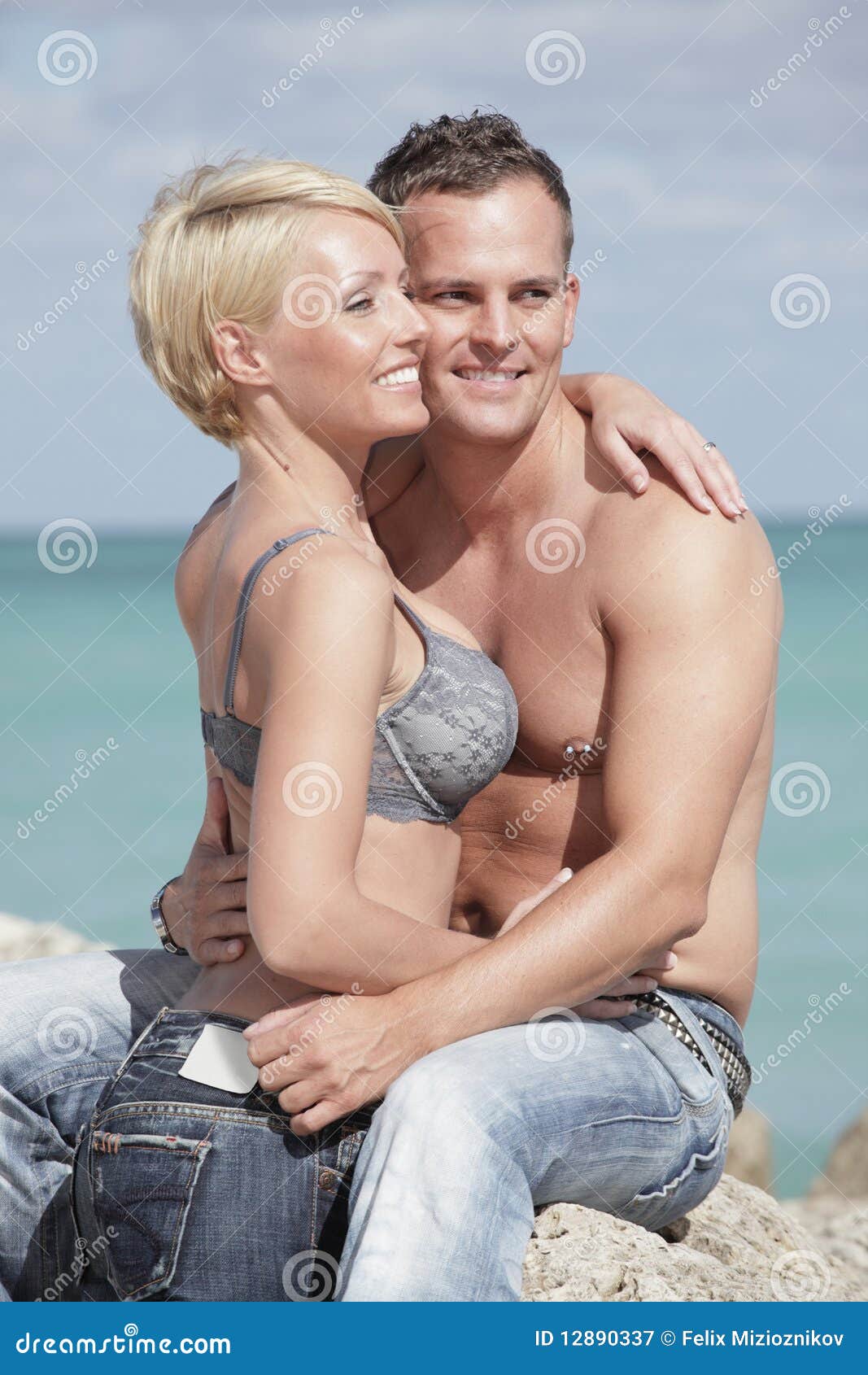 Junges Paar Lässt Es Auf Dem Strand Ordentlich Krachen