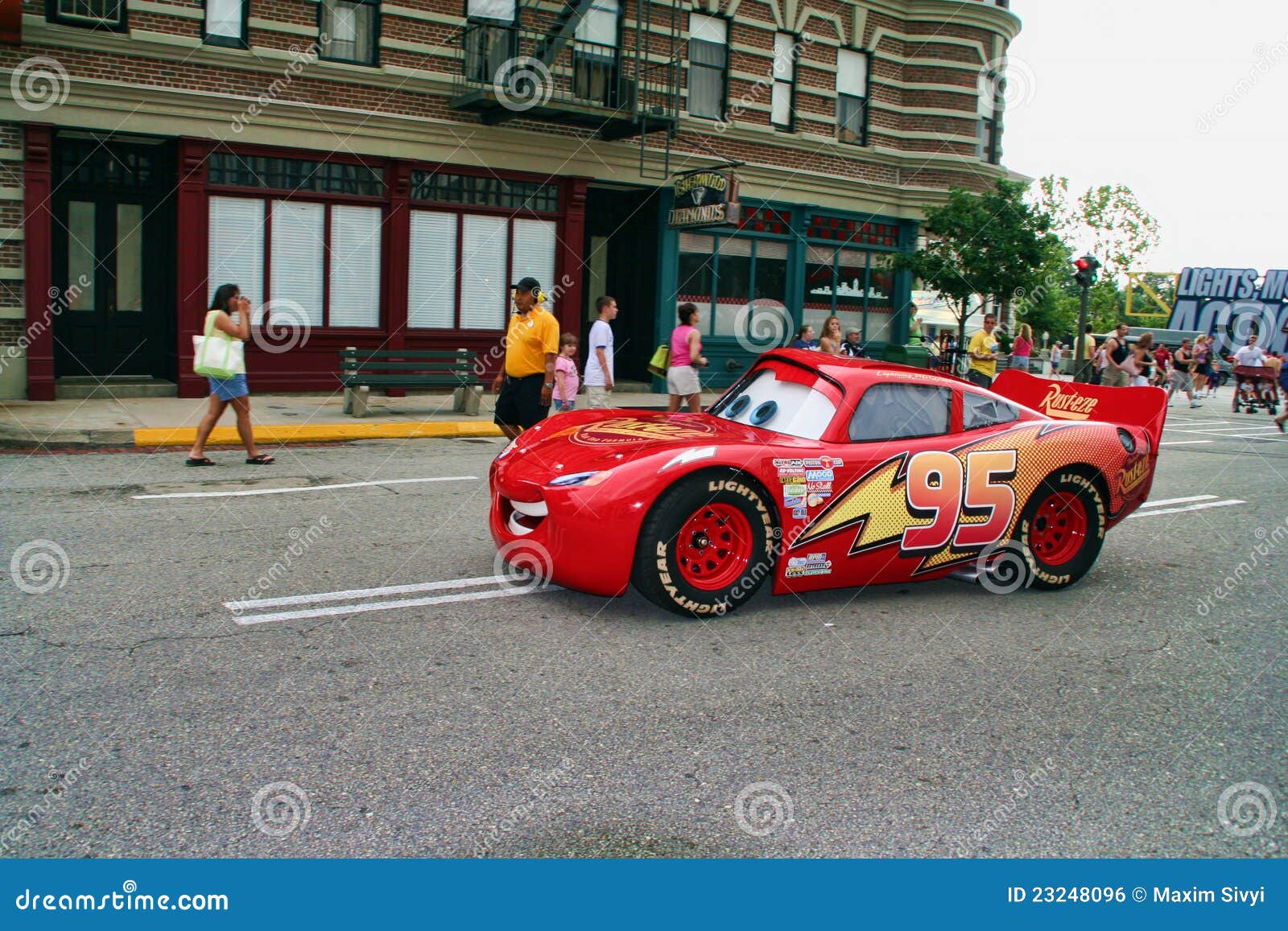 Detalhe Do Carro Real Do Filme Mcqueen Relâmpago Em Cor Vermelha Na Pista  De Corrida Fotografia Editorial - Imagem de desempenho, transporte:  267624612