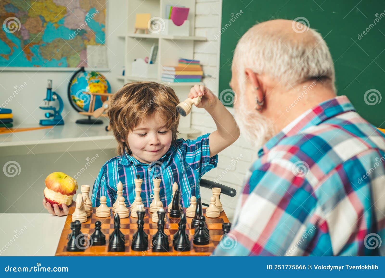 Relação familiar com o avô e o neto jogo de xadrez infantil jogando xadrez  com o vovô