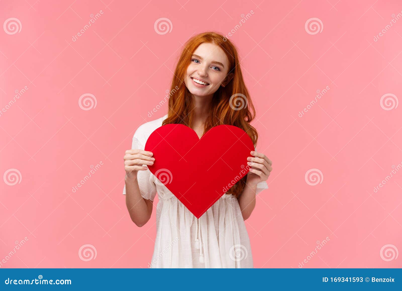 Relações, Pessoas Kawaii E Conceito Do Dia Dos Namorados Linda, Sensual E  Tenra Menina Ruiva De Vestido Branco Imagem de Stock - Imagem de namorada,  feliz: 169341593