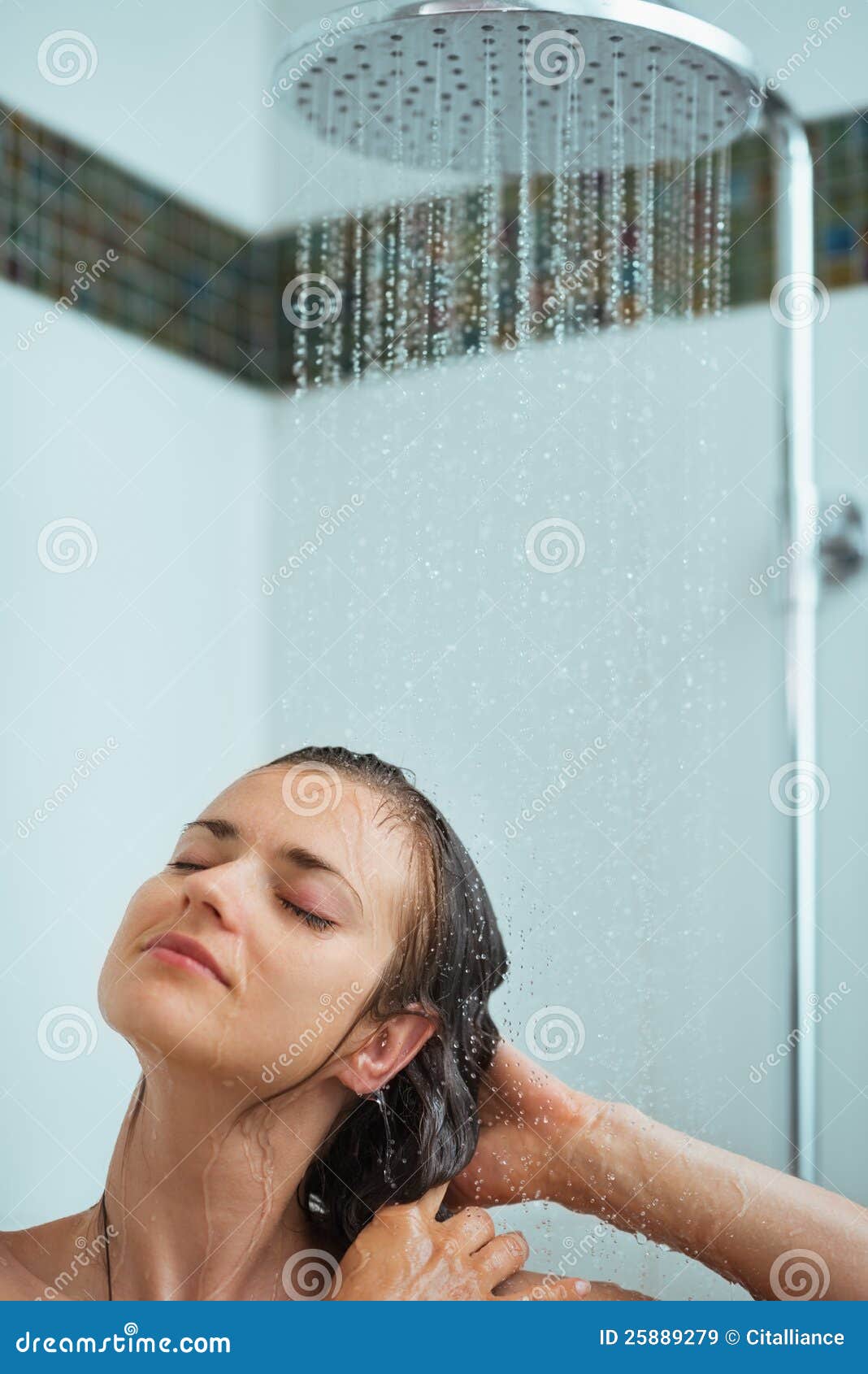 Струя воды девушка
