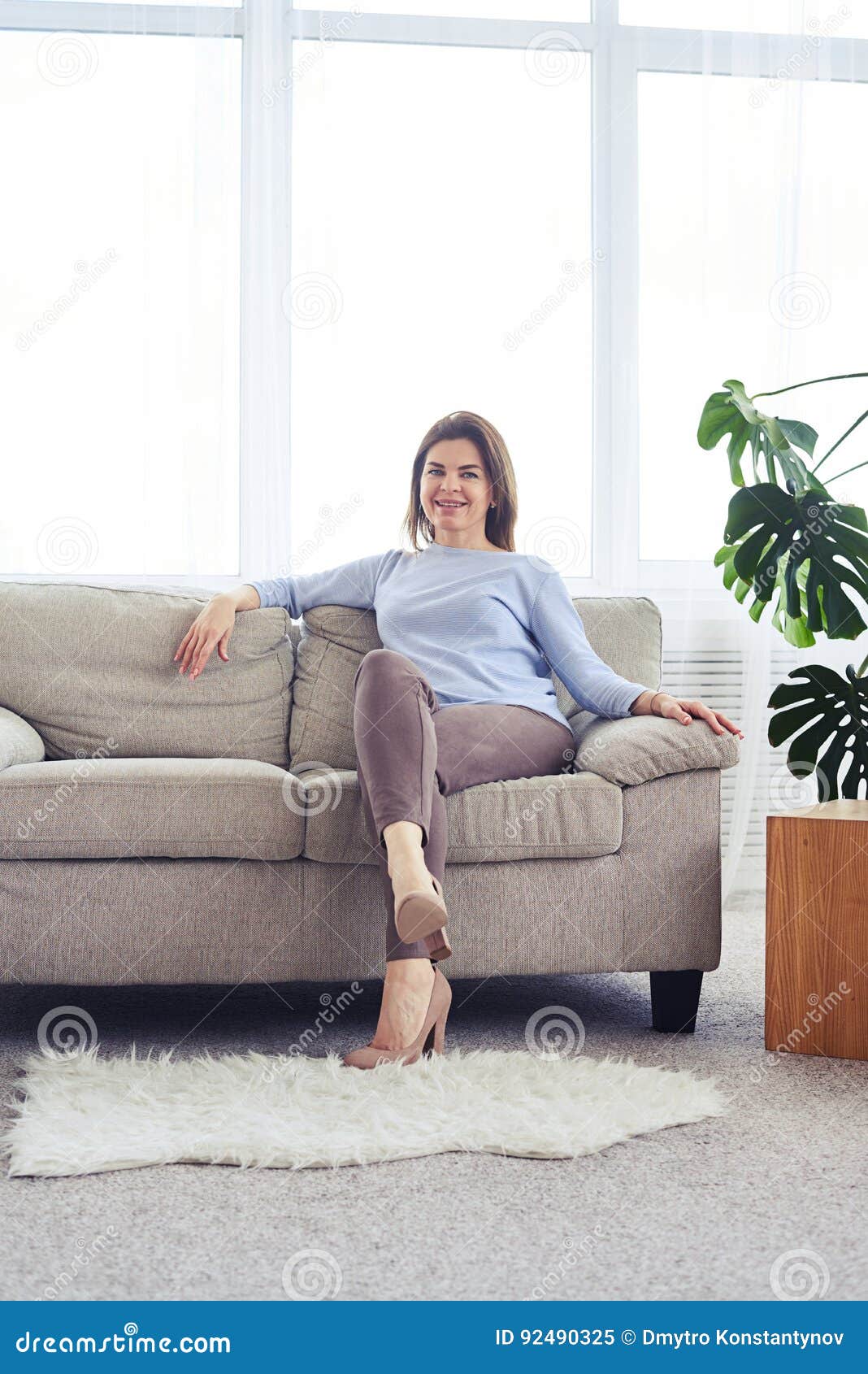 Зрелые расслабились. Он в диване дышит. Woman sit on Sofa PNG.