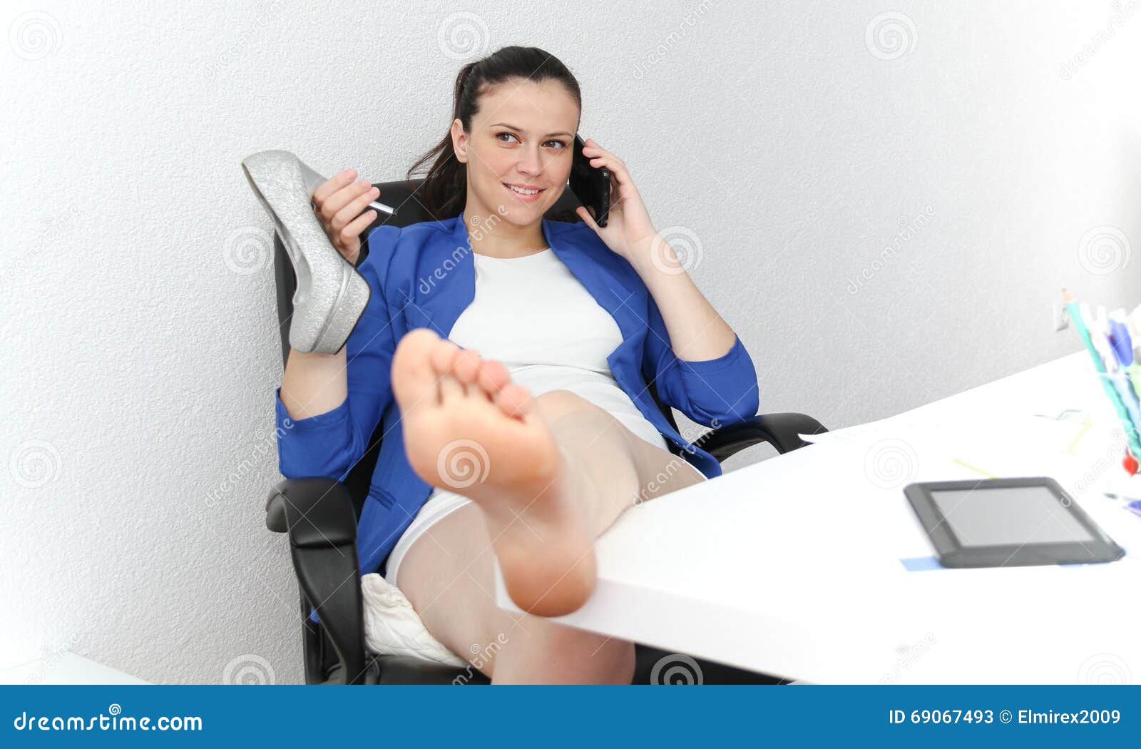 https://thumbs.dreamstime.com/z/relaxed-winning-business-woman-sitting-her-legs-desk-photo-happy-businesswoman-feet-up-office-69067493.jpg