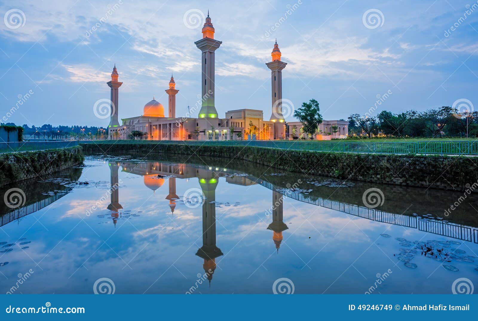 Relfection van een Moskee bij Zonsondergang. Relfection van een Moskee en Wolken bij zonsondergang - masjid sjah van tengku de ampuan jamaah alam