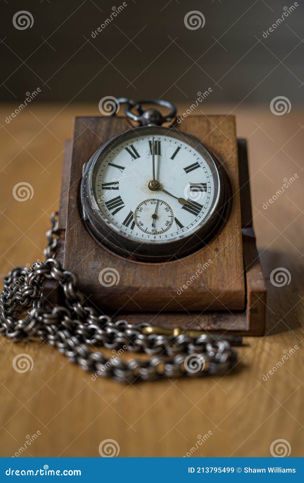 audible Insignificante Funcionar Reloj De Bolsillo Antiguo 1 Imagen de archivo - Imagen de caballero,  exactitud: 213795499