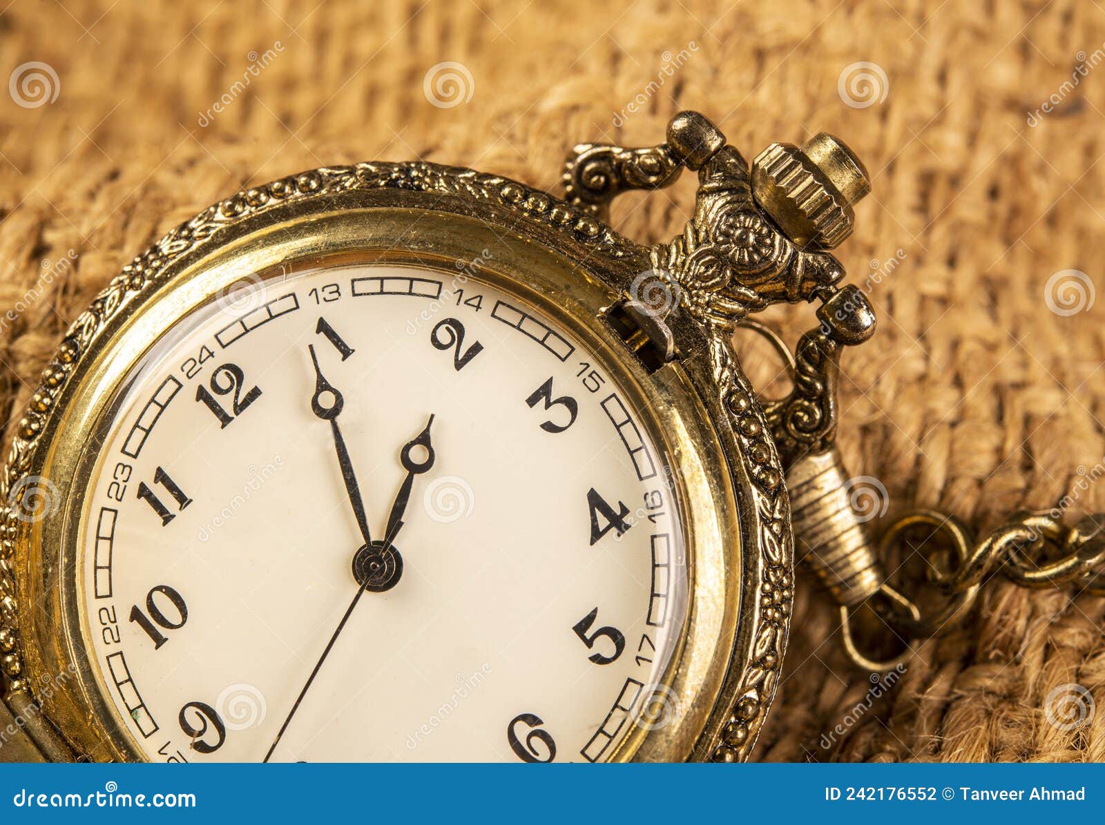 Reloj De Bolsillo Pendiente En El Fondo Del Saco de archivo - Imagen de instrumento: