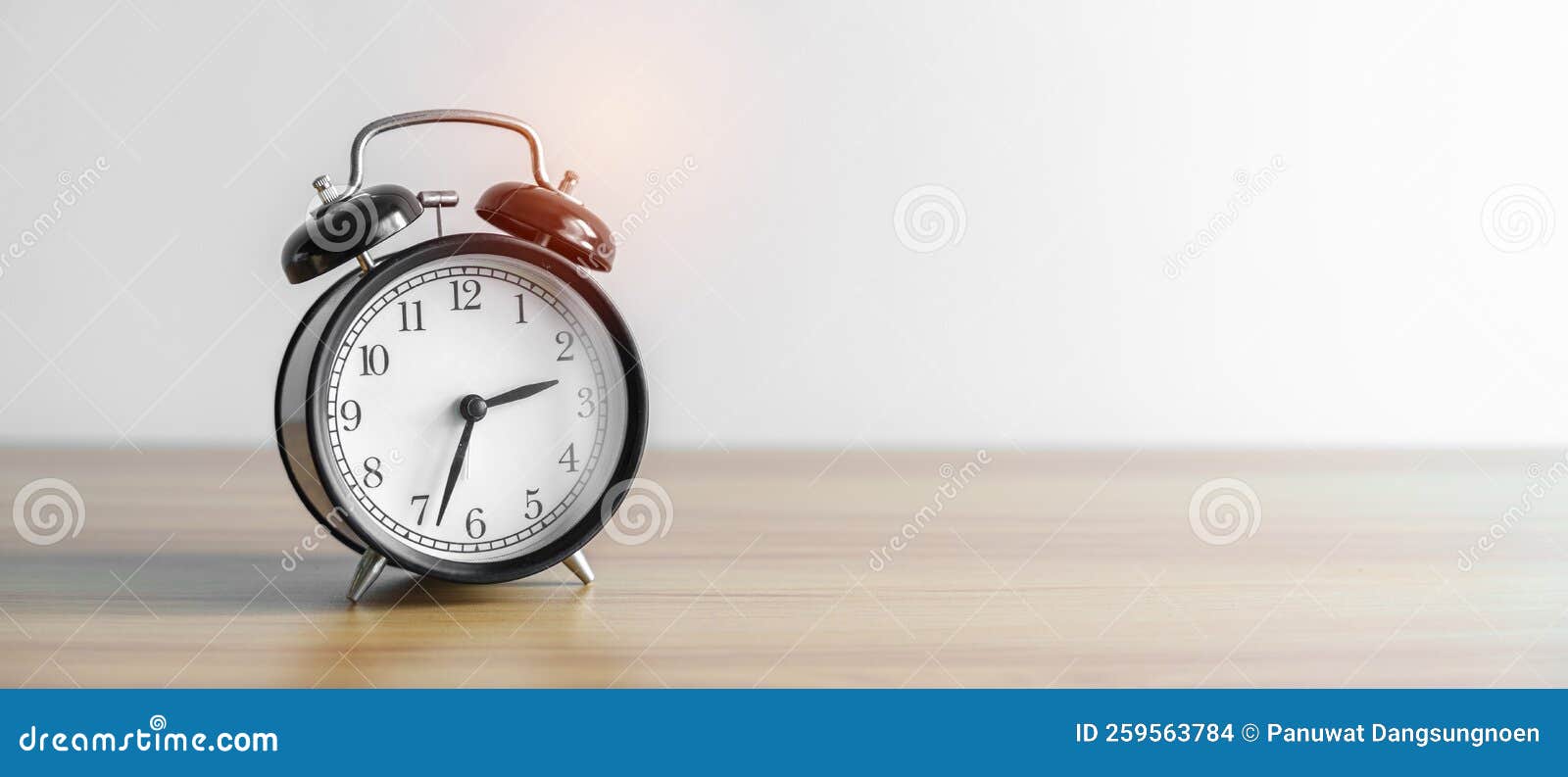 Reloj De Despertador Vintage En Mesa De Madera Y Espacio De Copia Para  Texto. Ejercicio Diario De Rutina Por La Tarde Y Equilibrio Foto de archivo  - Imagen de meta, equilibrio: 259563784