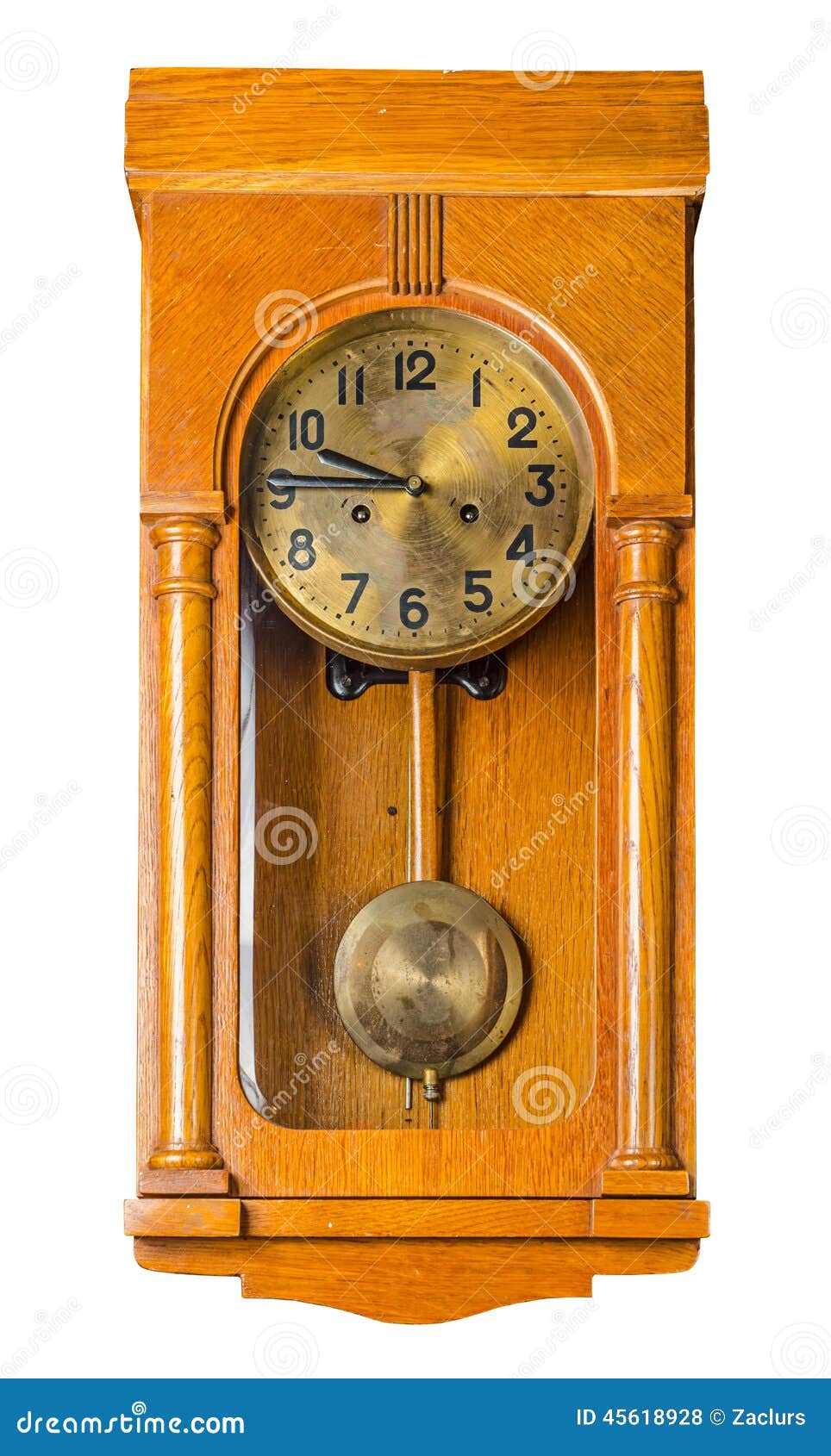 Reloj de péndulo de la pared. Reloj de péndulo horizontal de madera antiguo de la pared aislado en el fondo blanco El fichero contiene un camino de recortes