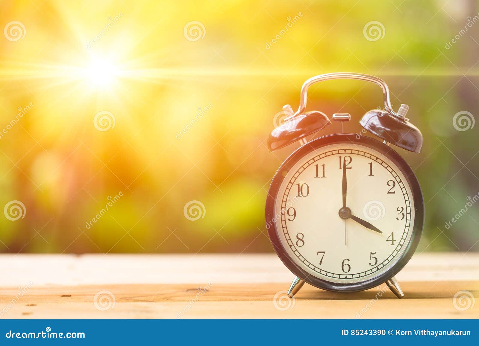 Reloj Del ` De 4 O Y Sol Retros De La Con Día Brillante Y De La Llamarada Foto de archivo Imagen de alarmar, metal: 85243390