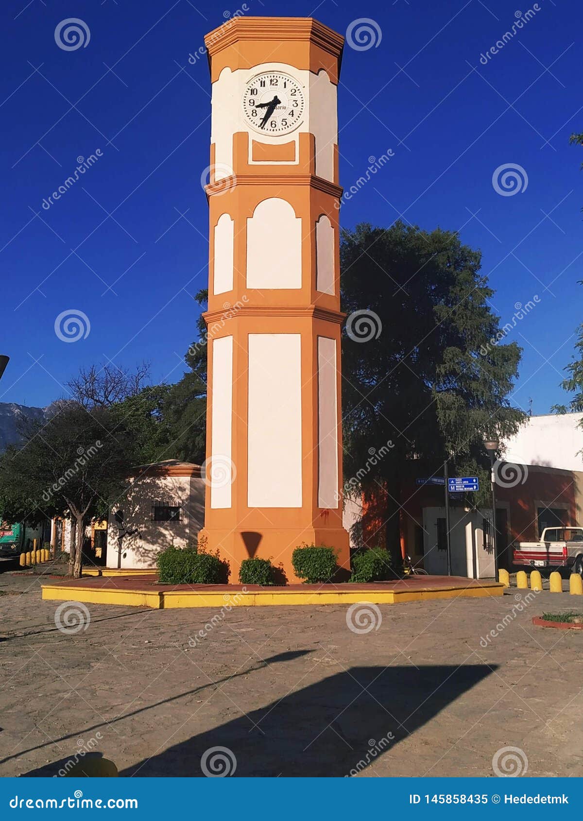 reloj en la entrada de barrio antiguo monterrey