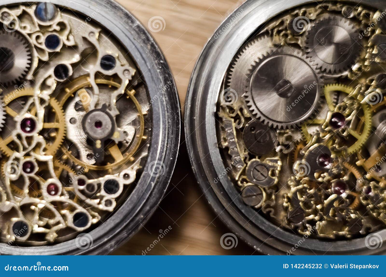 Reloj Esquelético Relojes De Bolsillo Antiguos Del Vintage Del  Skeletonization Cráneo Estilizado En El Mecanismo Reloj Mecánico, Foto de  archivo - Imagen de dientes, retro: 142245232