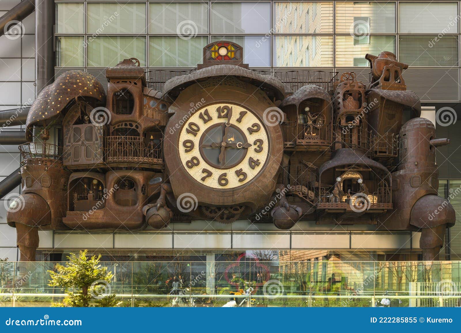 Terminal su Tipo delantero Reloj Ghibli Diseñado Por El Artista Japonés Hayao Miyazaki Al Pie De La  Torre Ntv. Imagen editorial - Imagen de cobre, maquinaria: 222285855