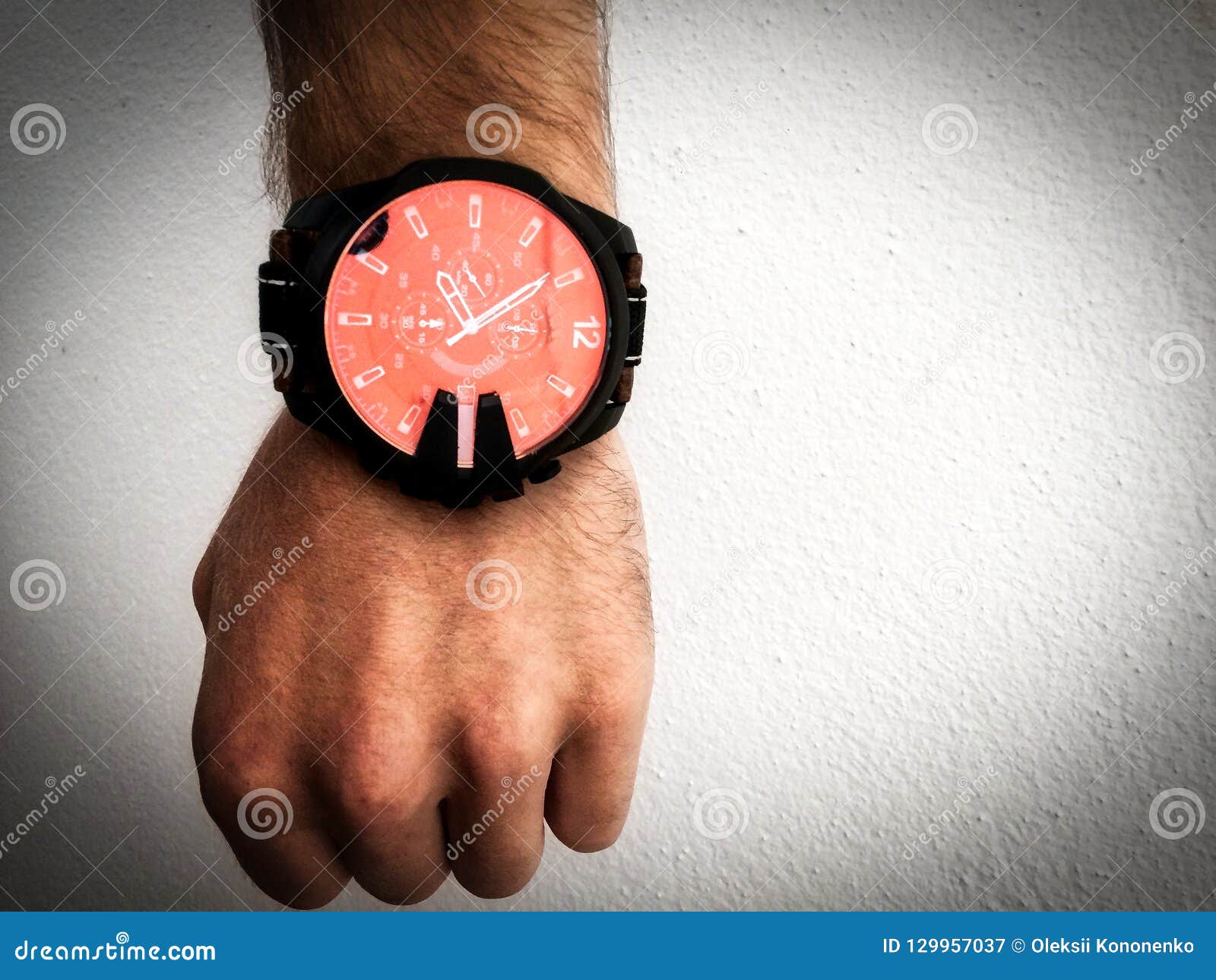 Reloj Grande En Una Mano Del Hombre Blanco Imagen de archivo - Imagen de  mano, qué: 129957037