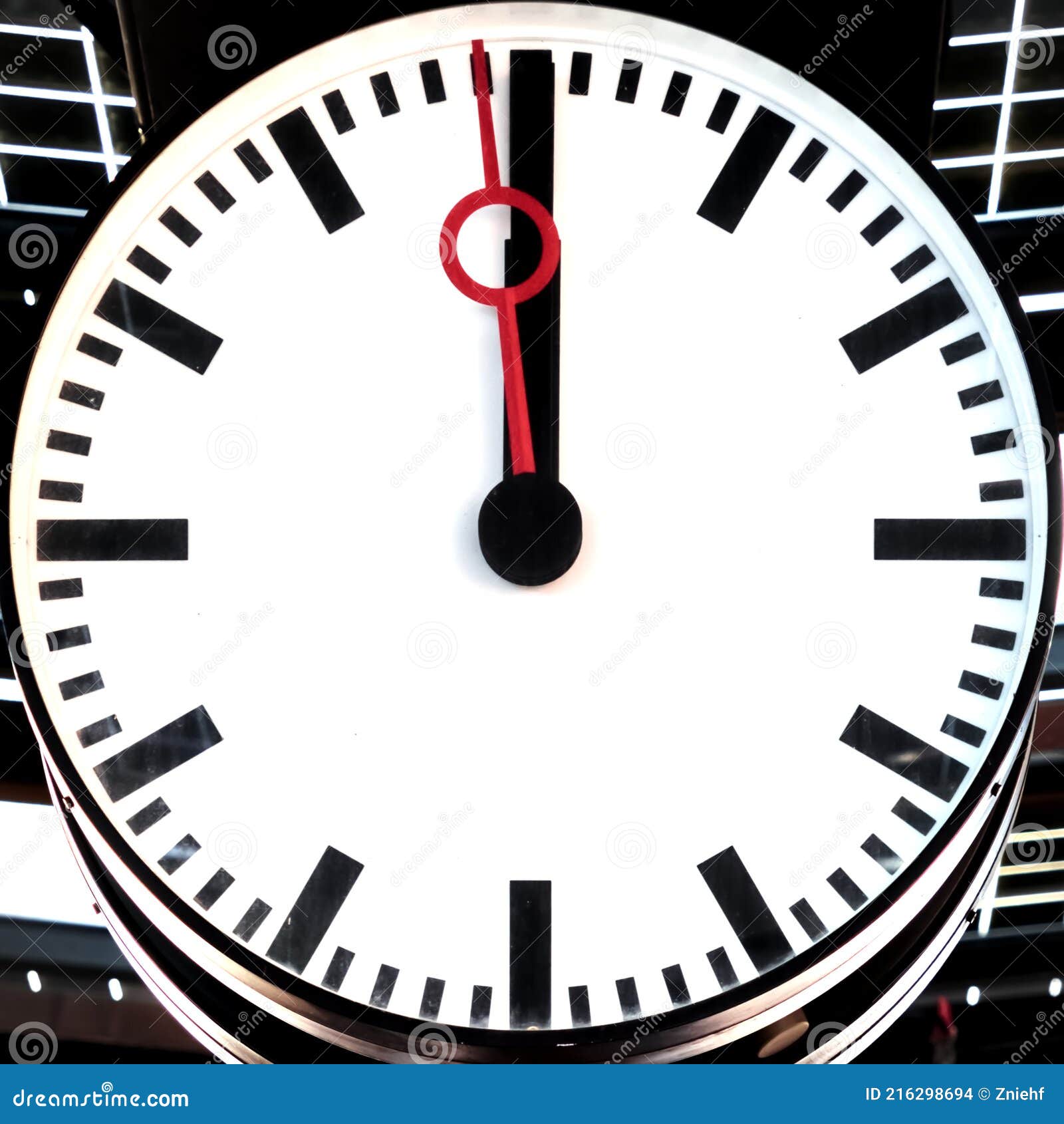 Reloj Muestra Un Minuto a Doce Concepto De Emergencia De Poco Tiempo De  Prisa Imagen de archivo editorial - Imagen de plazo, analogico: 216298694