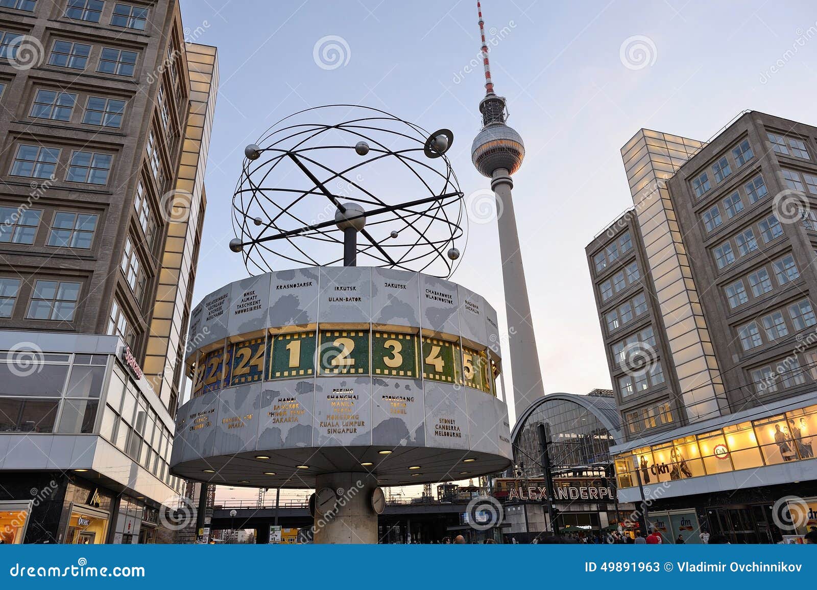 Estragos Sin Puerto Reloj Mundial En Alexanderplatz En Berlín, Alemania Foto de archivo editorial - Imagen de calle, edificios: 49891963 Estragos Sin Puerto Reloj Mundial En Alexanderplatz En Berlín, Alemania Foto de archivo editorial - Imagen de calle, edificios: 49891963