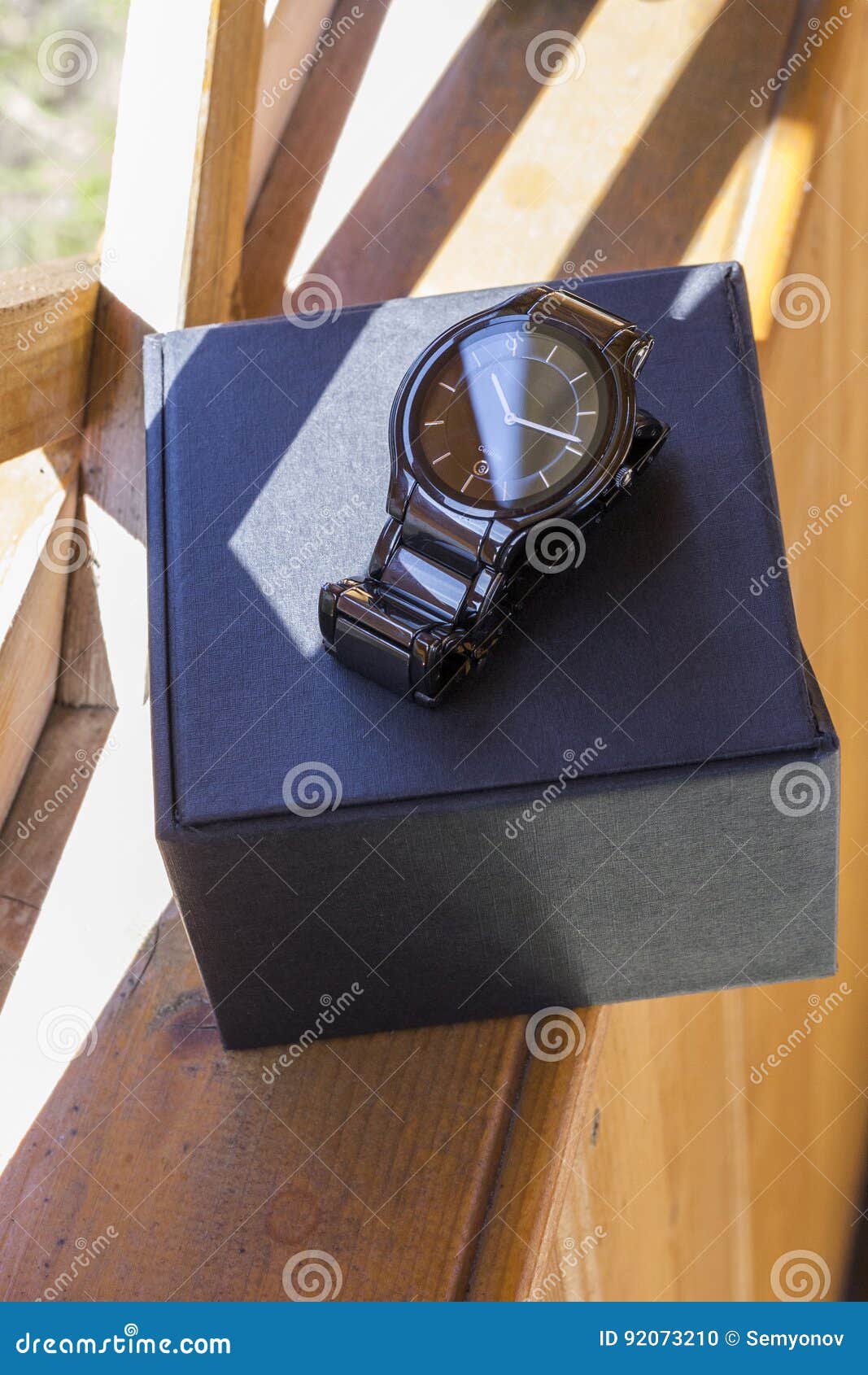 Reloj Para Hombre De Lujo Hecho De Cerámica De Alta Tecnología Negra Con El  Empaquetado Original Foto Del Primer Foto de archivo - Imagen de nadie,  flechas: 92073210