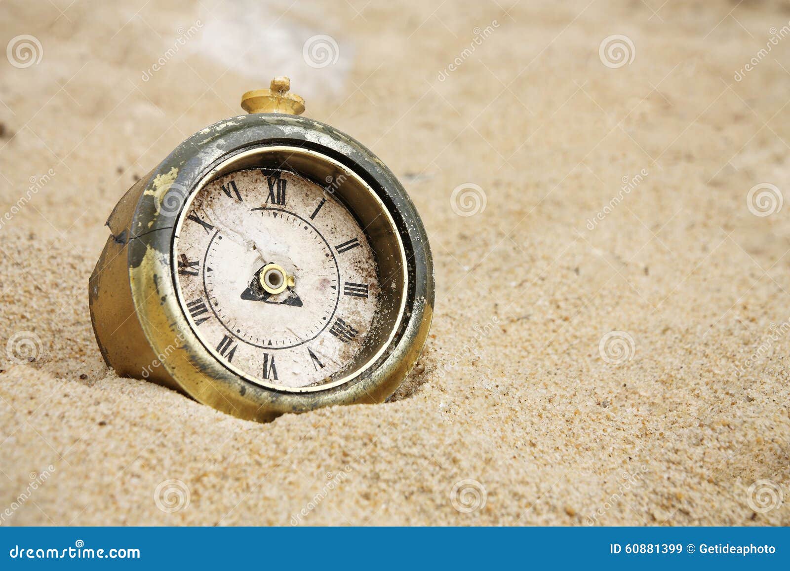 Reloj quebrado. Reloj roto viejo enterrado en arena