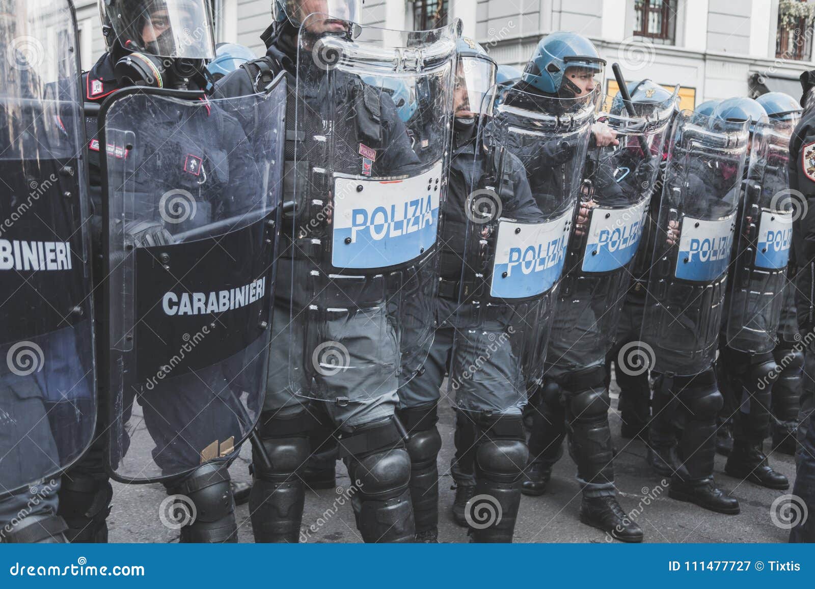 Relpolitie die activisten in Milaan, Italië confronteren. MILAAN, ITALIË - FEBRUARI 24: De relpolitieagenten confronteren de activisten in anti-fascistisch maart in de stadsstraten op 24 FEBRUARI, 2018 in Milaan